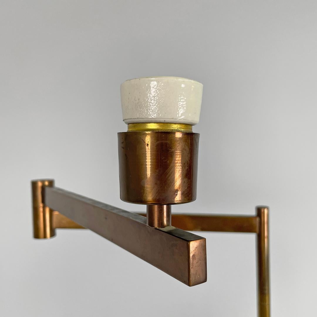 Lampada da terra in ottone Art Deco italiano con braccio regolabile e base in marmo scuro 1940s in vendita 2