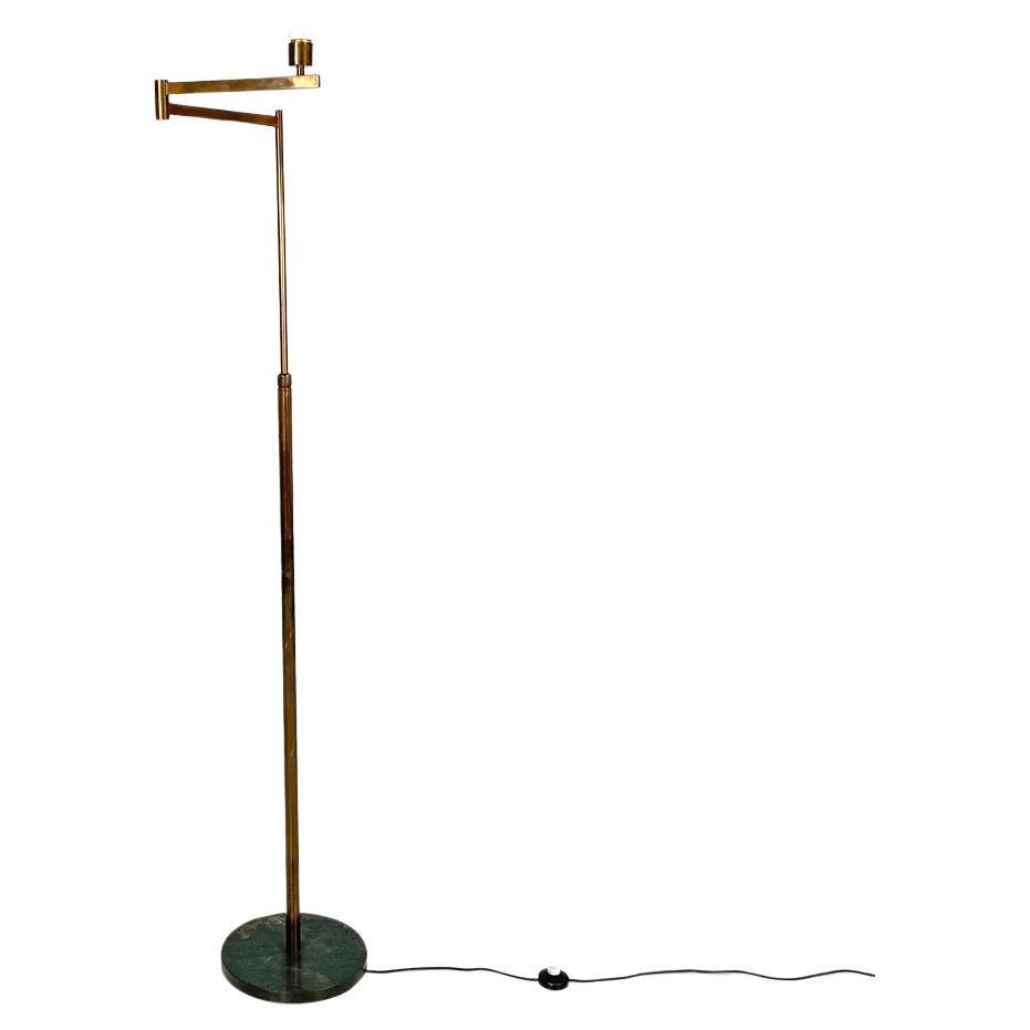 Italienische Art Deco Stehlampe aus Messing mit verstellbarem Arm und dunklem Marmorsockel 1940er Jahre