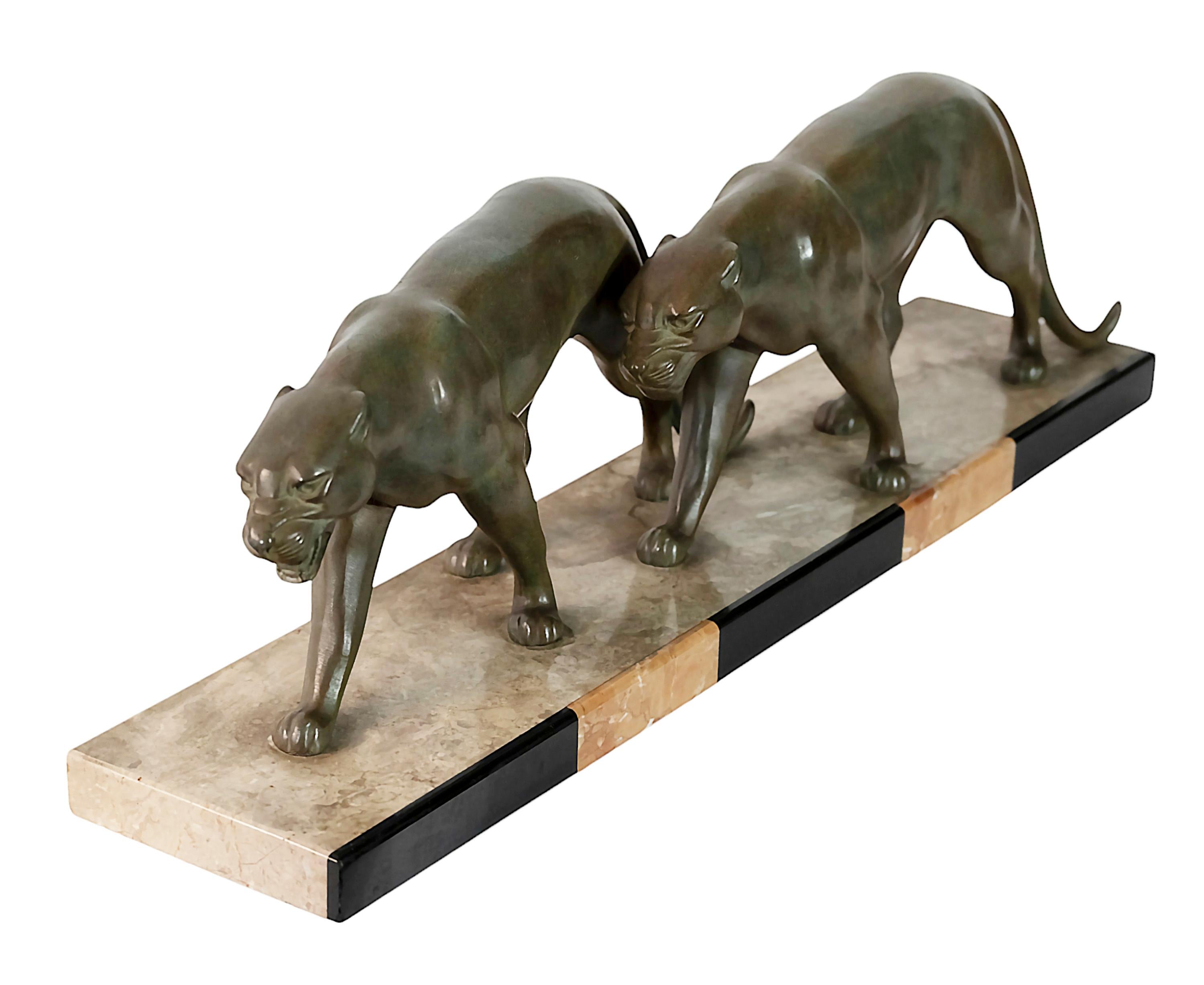 Französische Art-Déco-Panther-Skulptur aus den 1930er Jahren. 
Handgefertigte Skulptur von zwei schleichenden Panthern in patinierter Bronze auf Marmorsockel.
In sehr gutem Vintage-Zustand.

