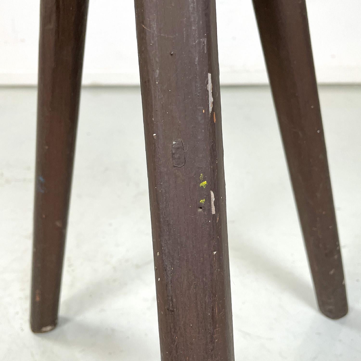Italian Art Deco brown painted wooden stool with three legs, 1920s For Sale 10