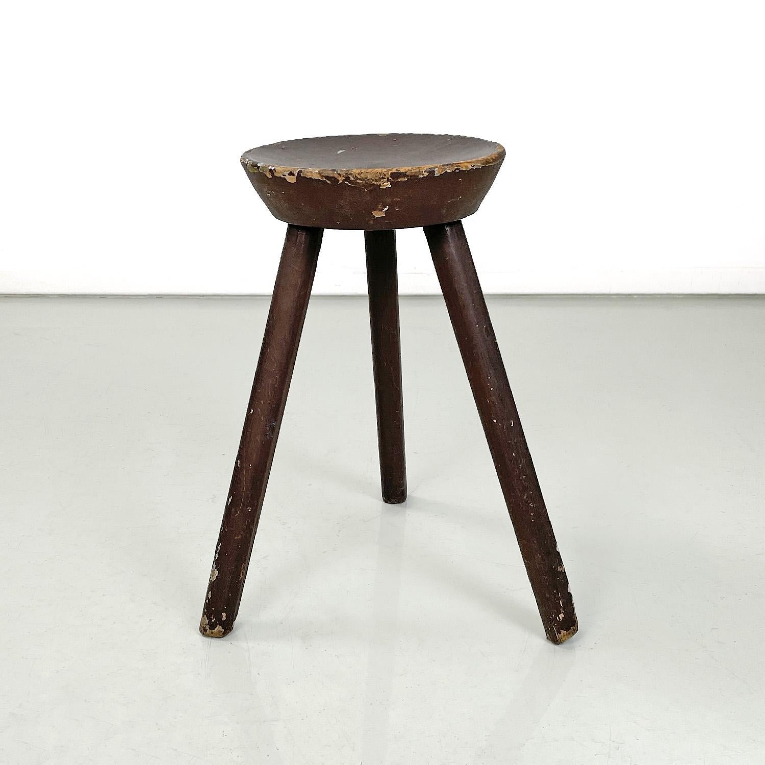 Italian Art Deco brown painted wooden stool with three legs, 1920s In Fair Condition For Sale In MIlano, IT