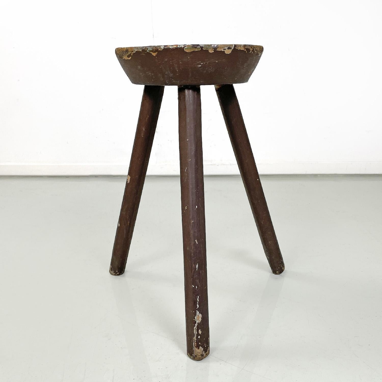 Early 20th Century Italian Art Deco brown painted wooden stool with three legs, 1920s For Sale