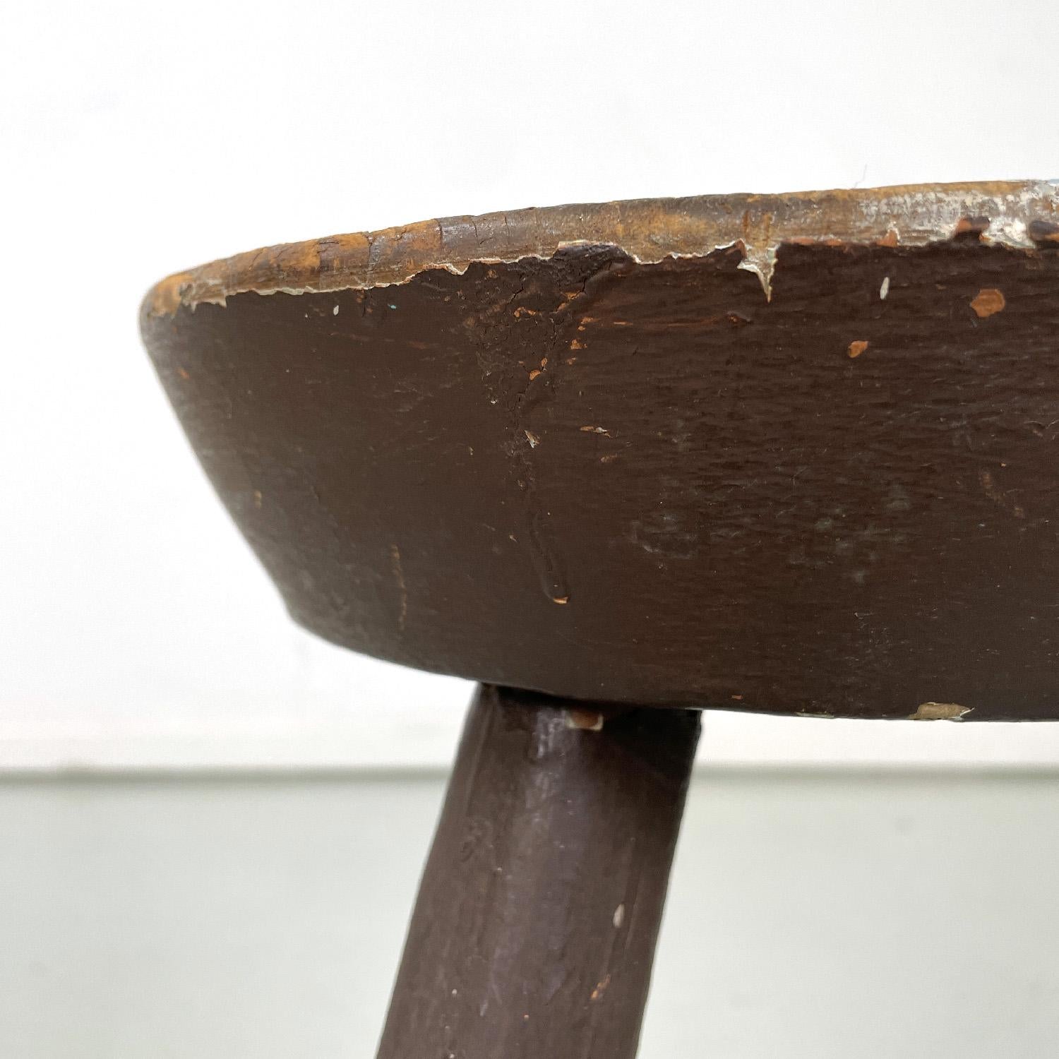 Italian Art Deco brown painted wooden stool with three legs, 1920s For Sale 2