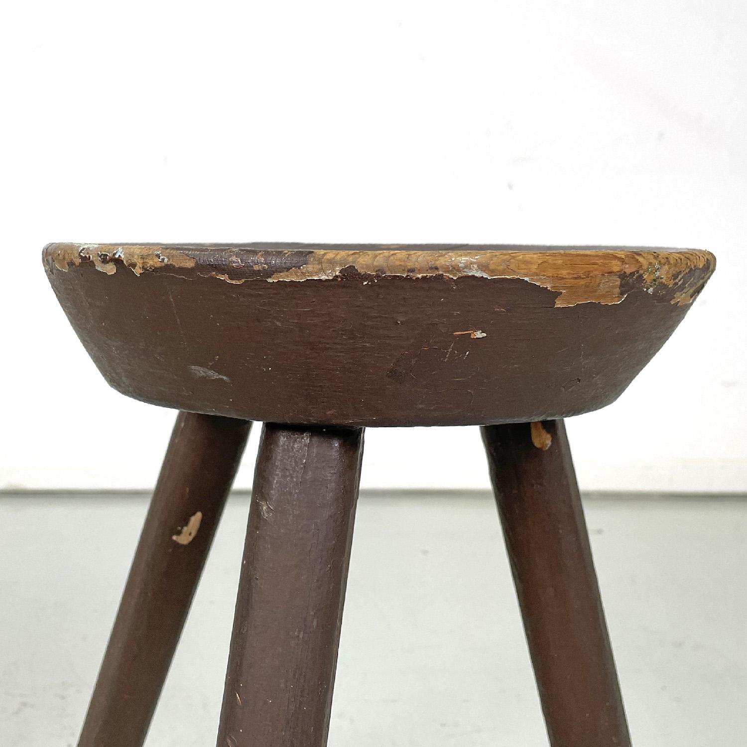 Italian Art Deco brown painted wooden stool with three legs, 1920s For Sale 3