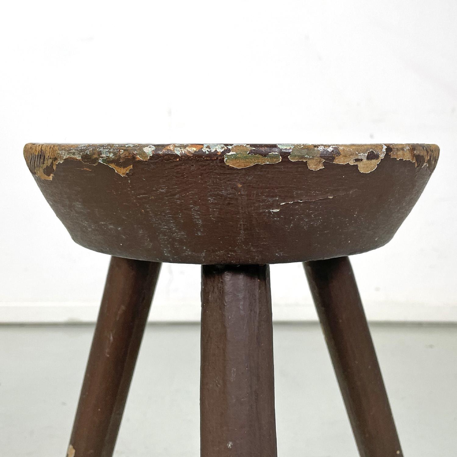 Italian Art Deco brown painted wooden stool with three legs, 1920s For Sale 4