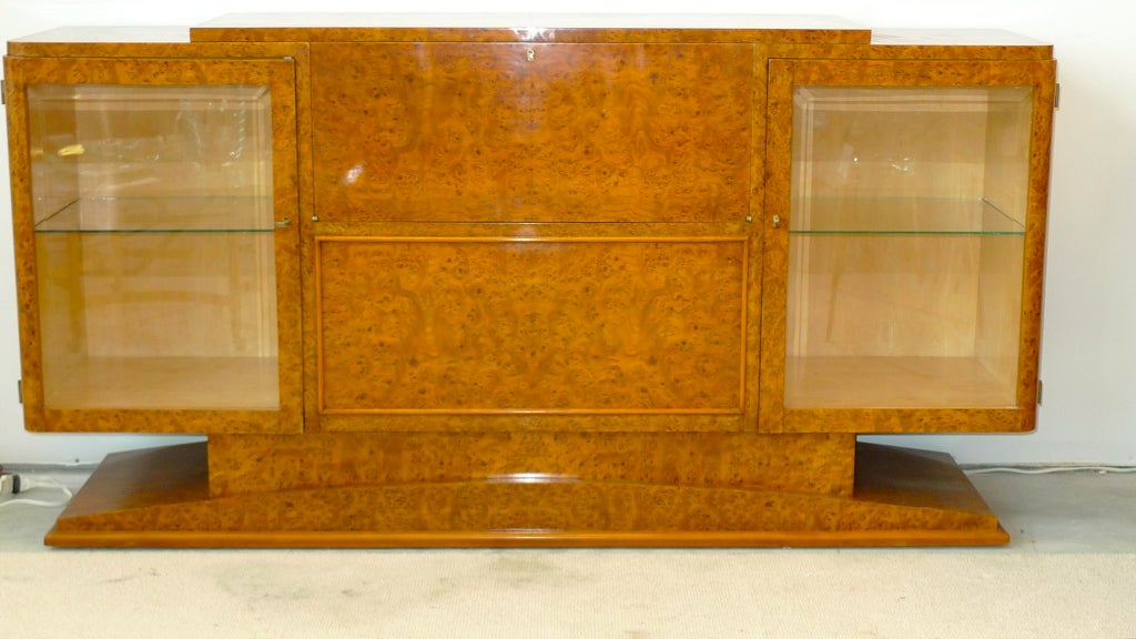 Italian Art Deco burl walnut cocktail bar sideboard in beautifully mellowed caramel toned finish and sycamore lined interiors.
Lift up the top and automatically the mixing surface extends horizontally to reveal the elegant mirror lined interior