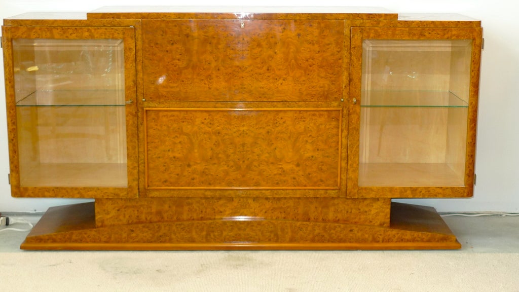 Buffet de bar à cocktail Art déco italien en ronce de noyer avec une finition caramel magnifiquement adoucie et des intérieurs tapissés de sycomore.
Soulevez le couvercle et la surface de mélange se déploie automatiquement à l'horizontale pour