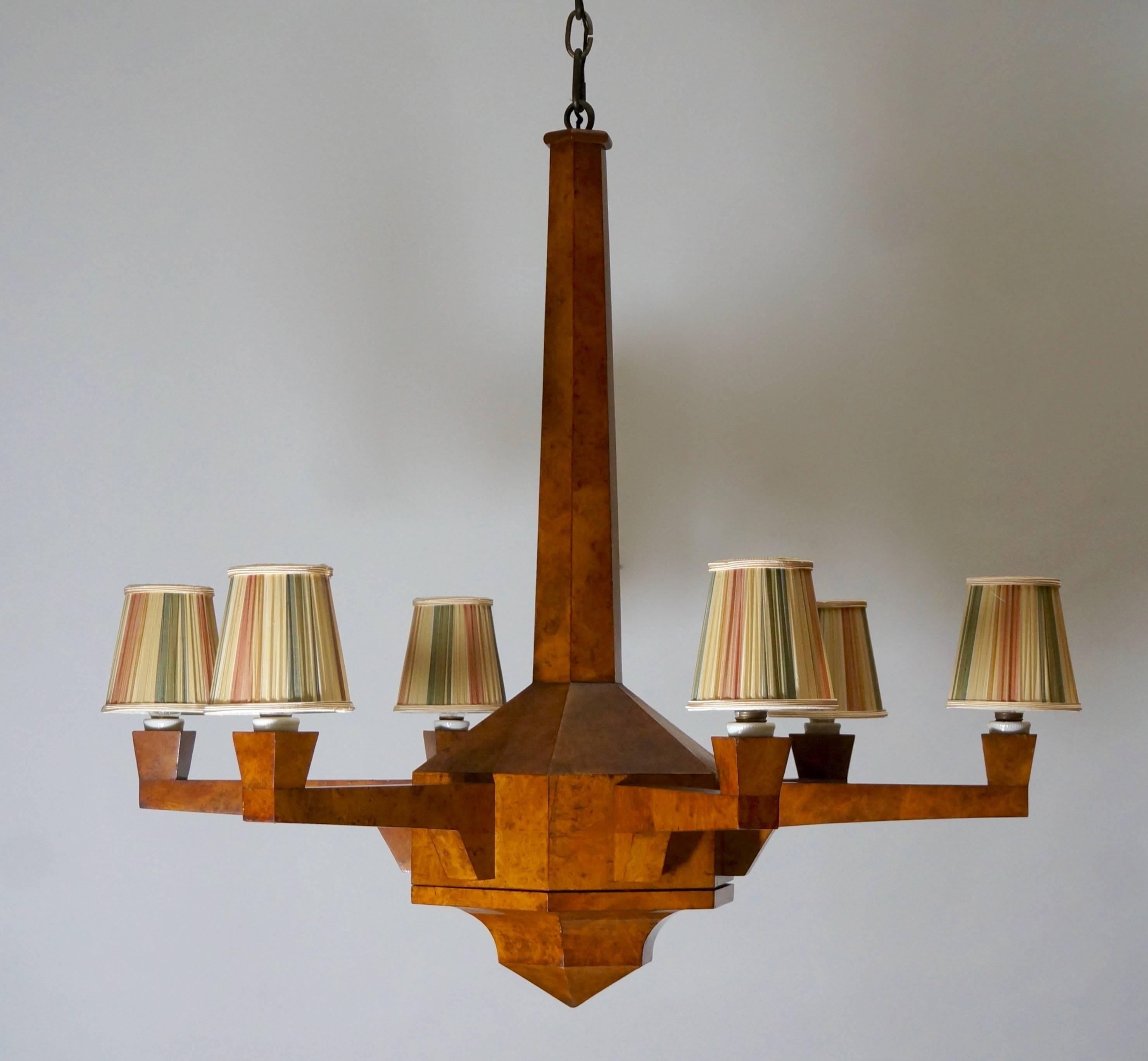 An Italian Art Deco burl wood chandelier; the central stem and six arms in a beautifully carved burl wood veneer.
Italy, circa 1930
Measures: 
Diameter 90 cm.
Height 85 cm.
Shades shown are for demonstration purposes only.
