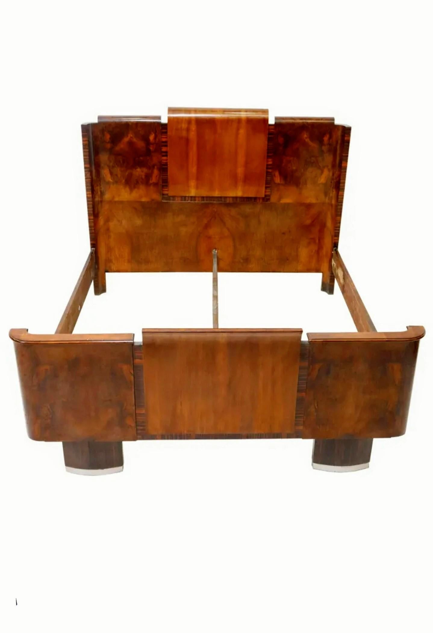 A luxurious Italian Art Deco period burled walnut & rosewood bed. circa 1930s 

Exquisitely hand-crafted in Italy, most likely the Venetian region of Northeastern Italy, early/mid-20th century, having a shaped headboard and footboard in rich
