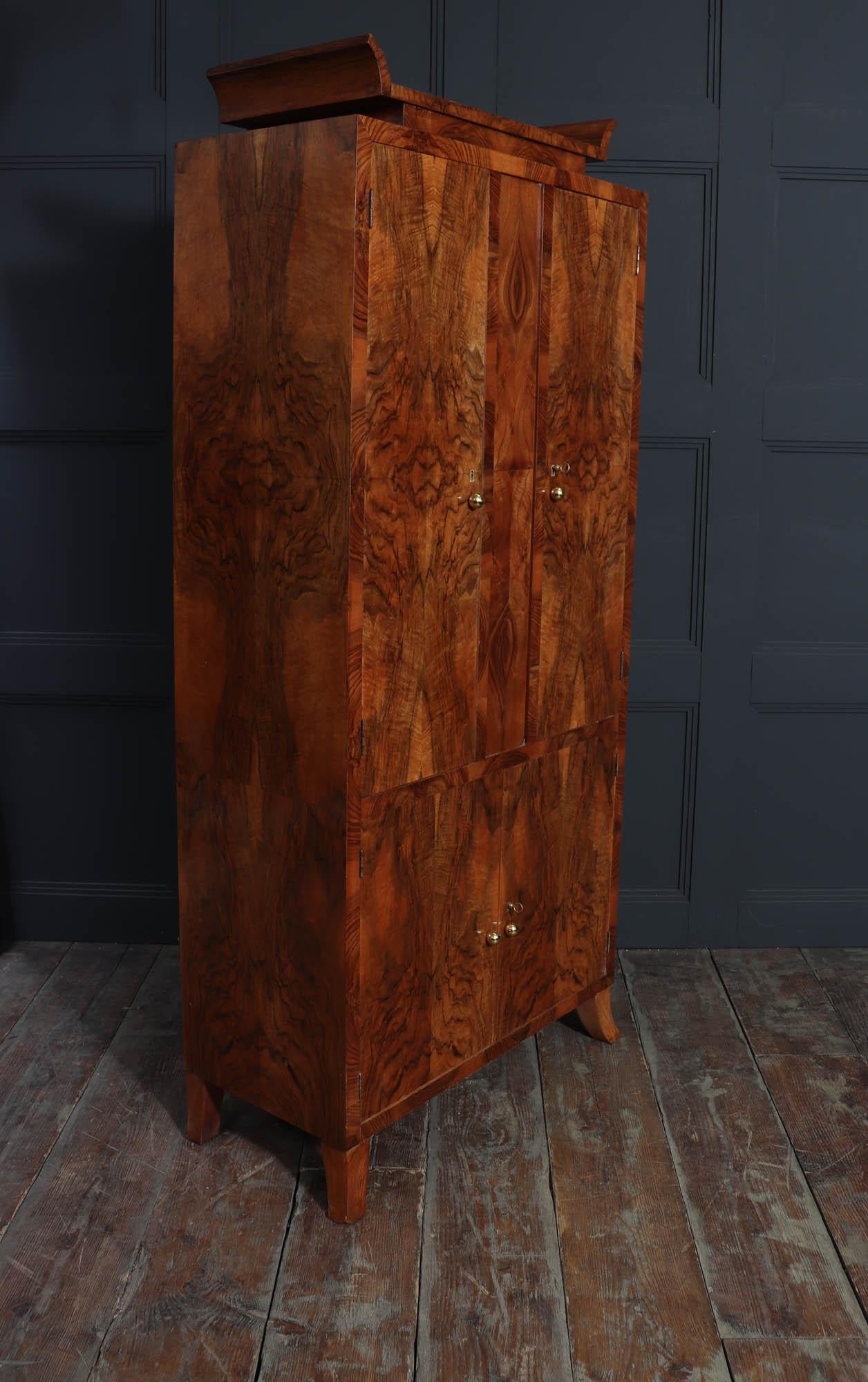 Cabinet Art Déco italien en noyer en vente 4