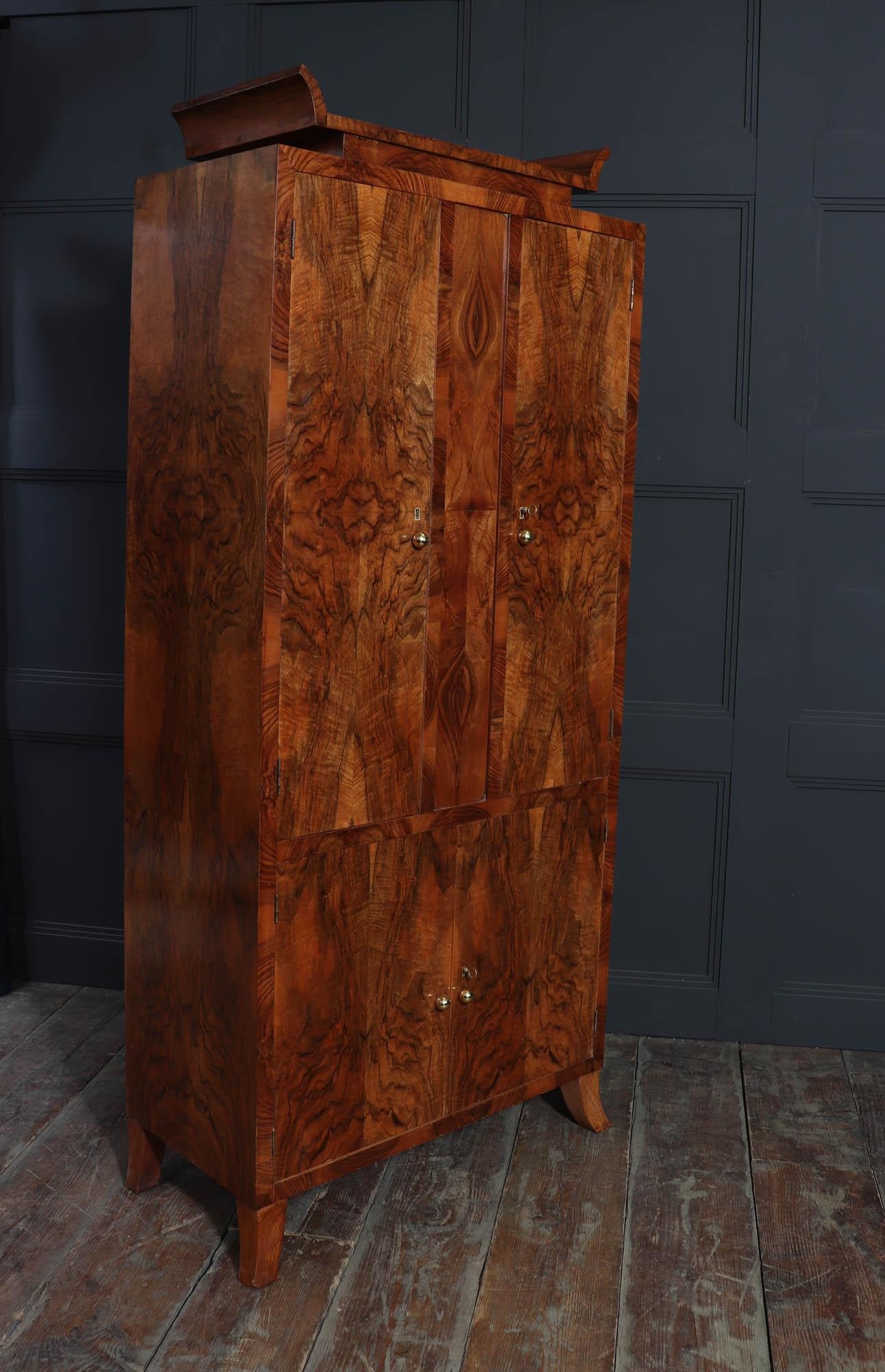 Cabinet Art Déco italien en noyer en vente 5