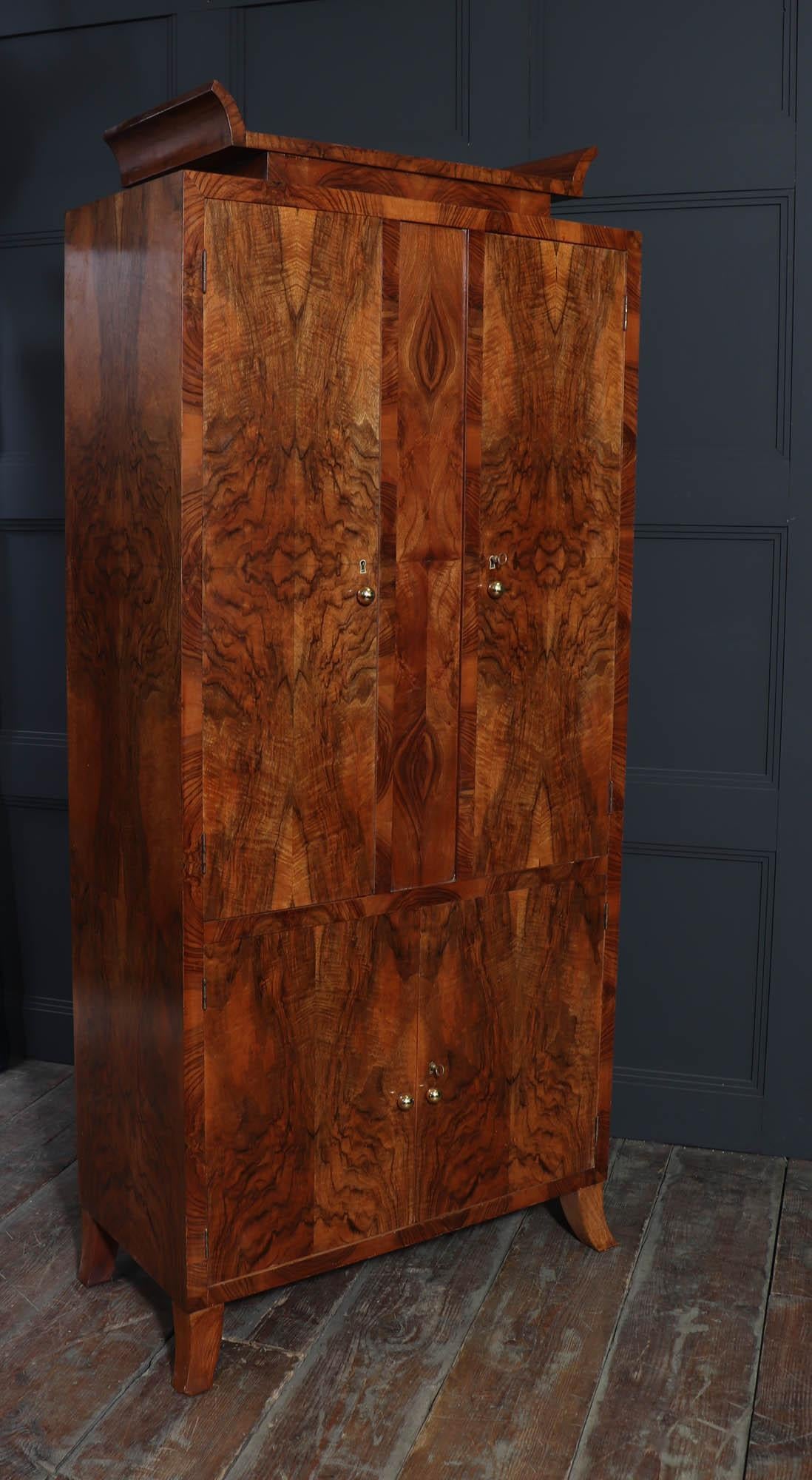 Cabinet Art Déco italien en noyer en vente 6
