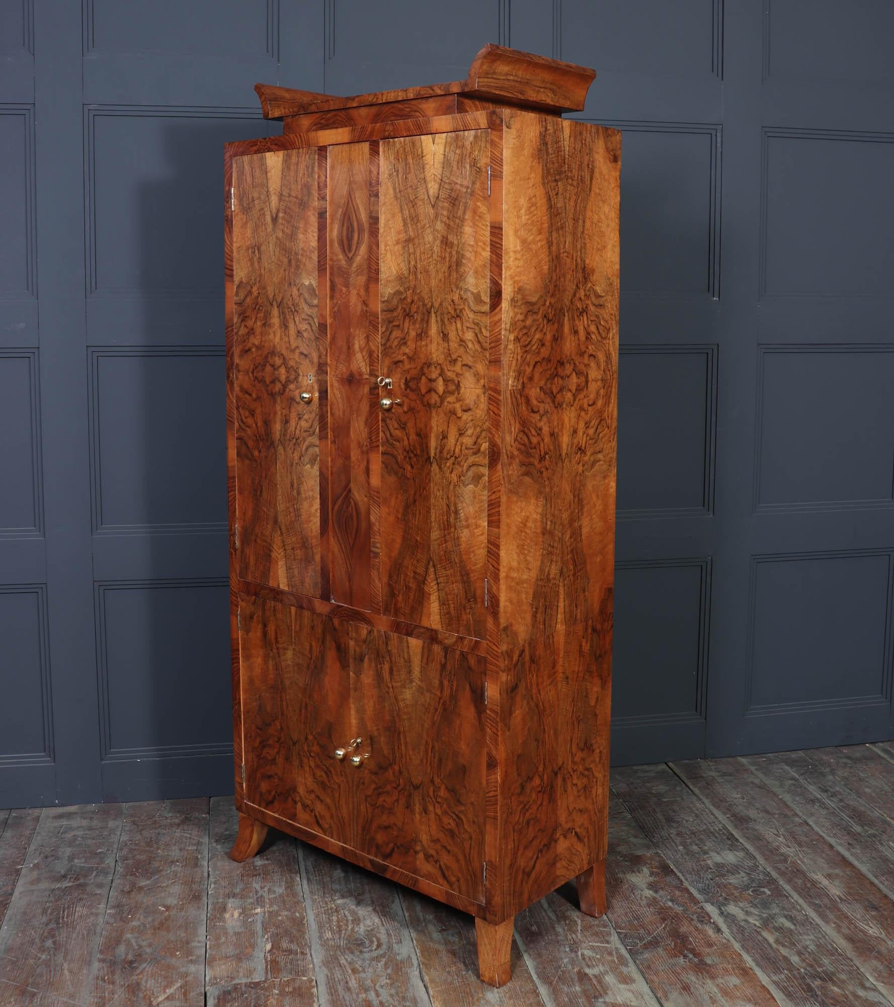Cabinet Art Déco italien en noyer en vente 7