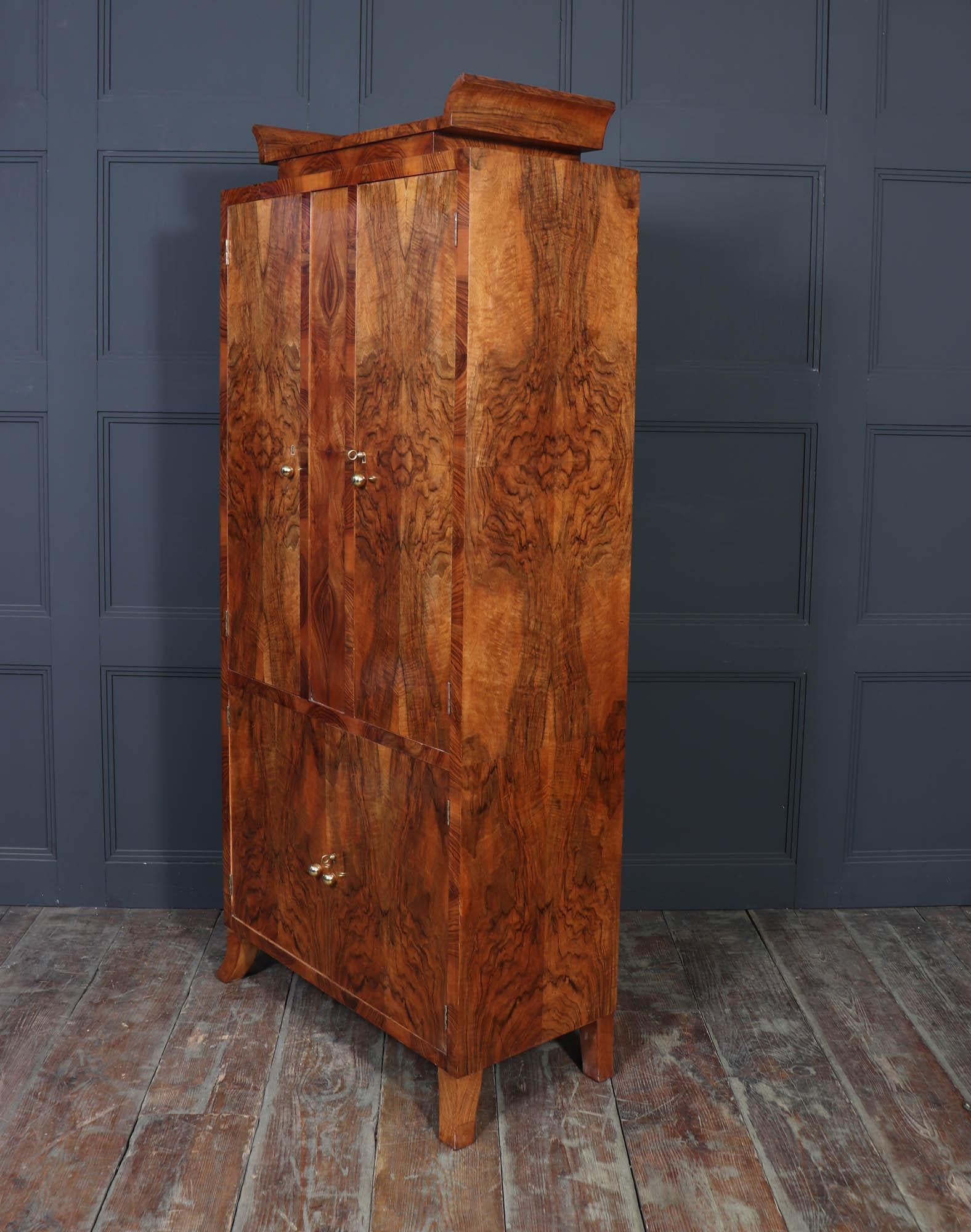 Cabinet Art Déco italien en noyer en vente 8
