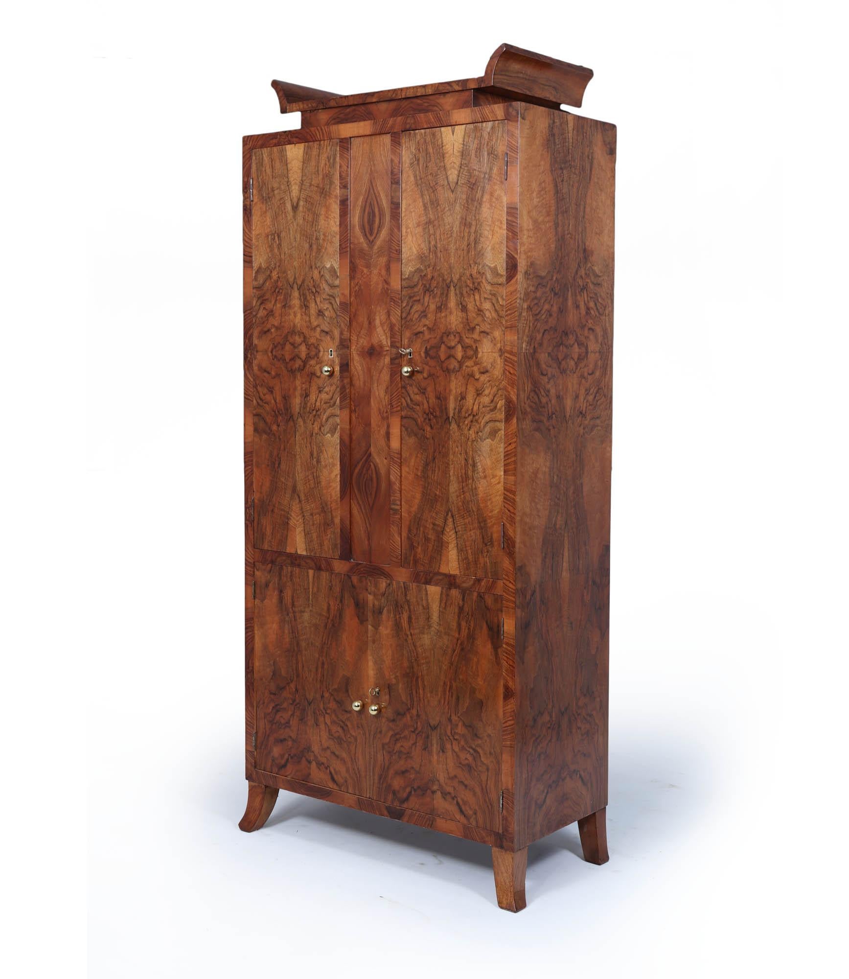 Cabinet Art Déco 
Découvrez une étonnante incarnation de l'élégance et de la fusion culturelle avec cette exceptionnelle armoire Art déco, une perle rare produite en Italie dans les années 1940. Infusée d'influence chinoise, cette armoire transcende