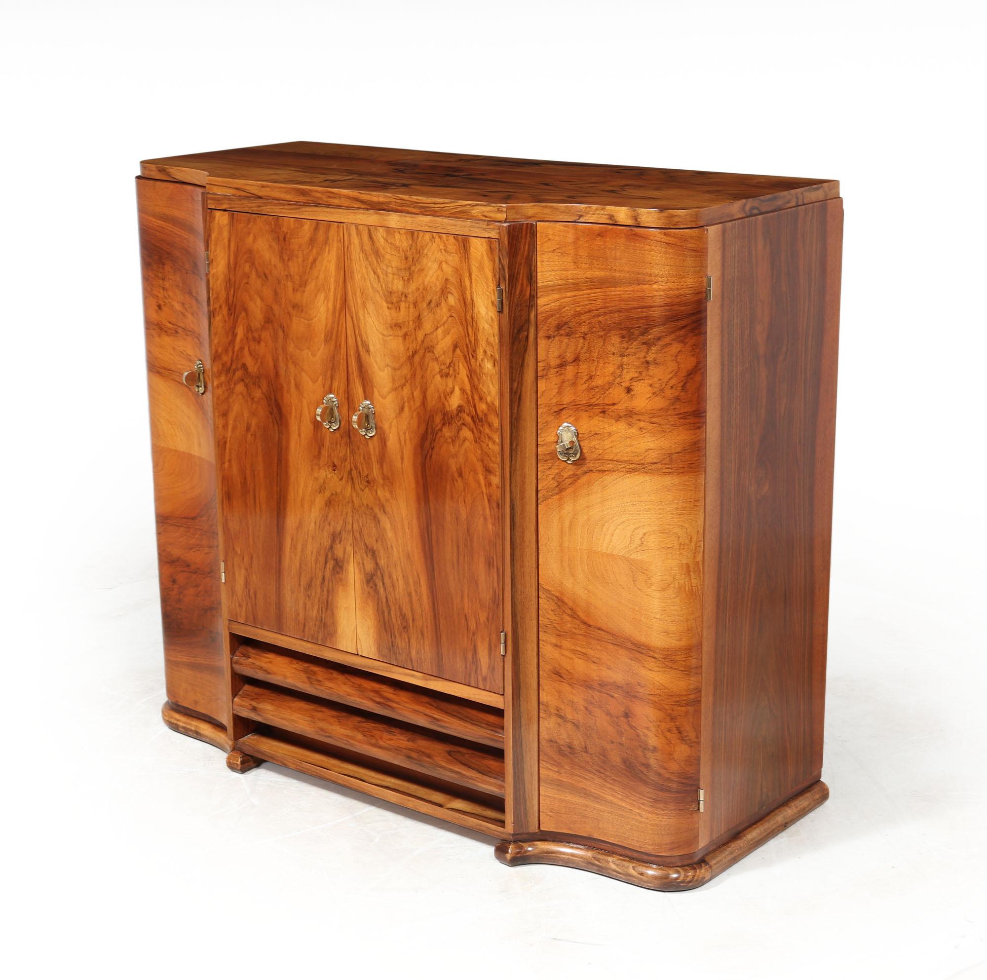 Italian Art Deco Cabinet in Walnut In Excellent Condition In Paddock Wood Tonbridge, GB
