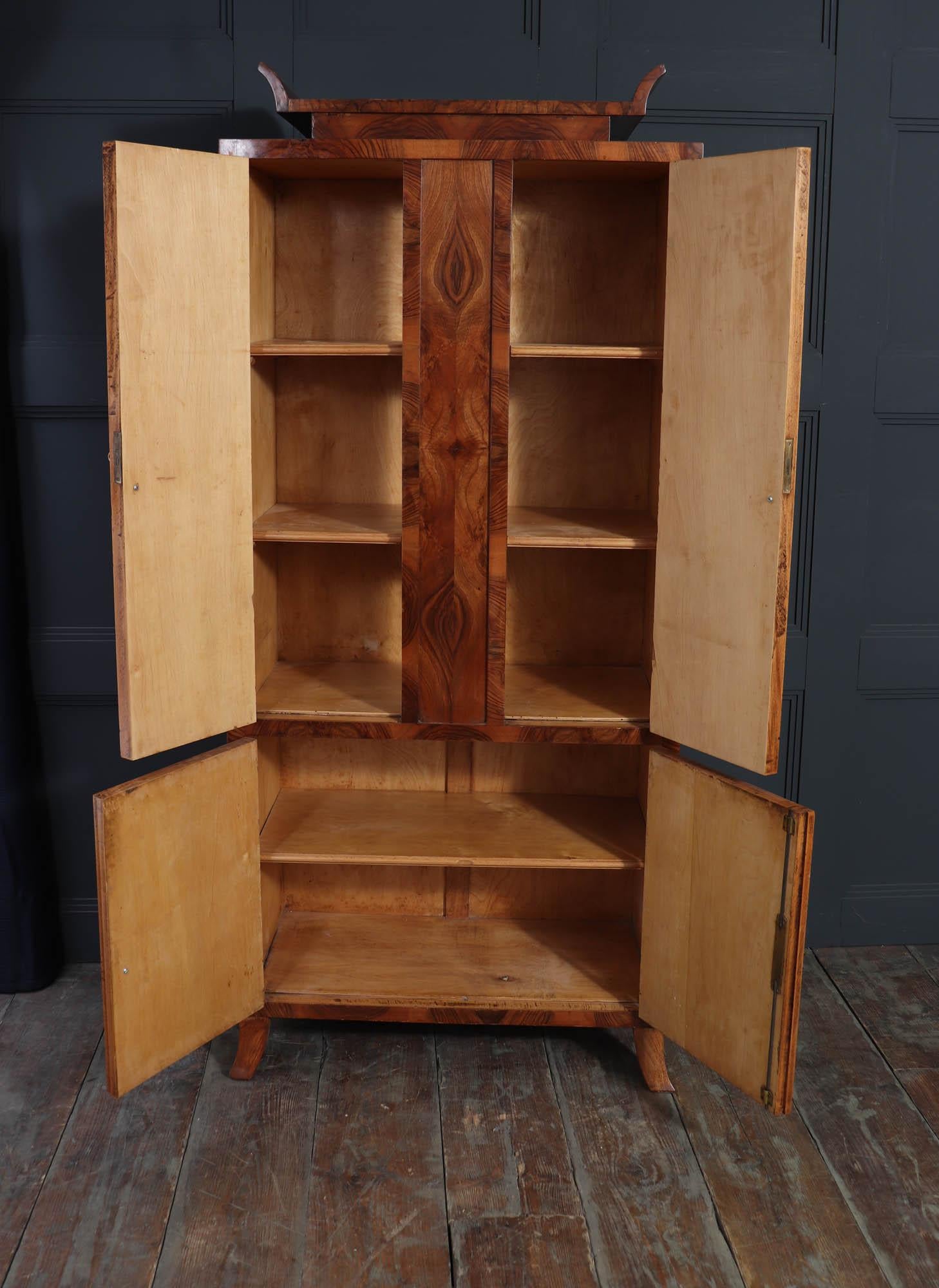 Milieu du XXe siècle Cabinet Art Déco italien en noyer en vente