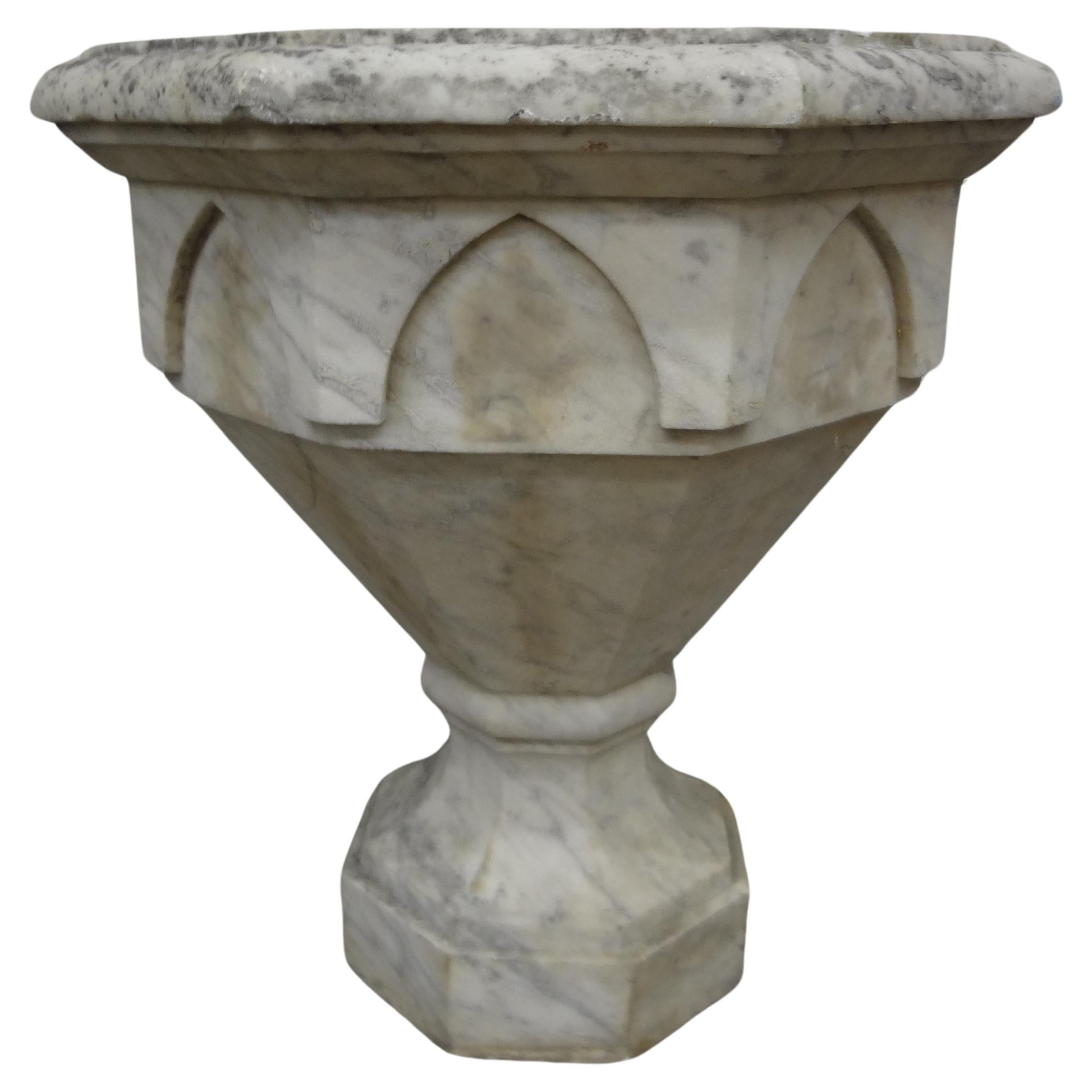 Urnes italiennes en marbre de Carrare Art Déco.
Nos jolies urnes géométriques italiennes en marbre ou nos urnes de jardin seraient tout aussi à l'aise dans un jardin qu'à l'intérieur, dans une salle de jardin ou sur des piédestaux.
Spectaculaire !