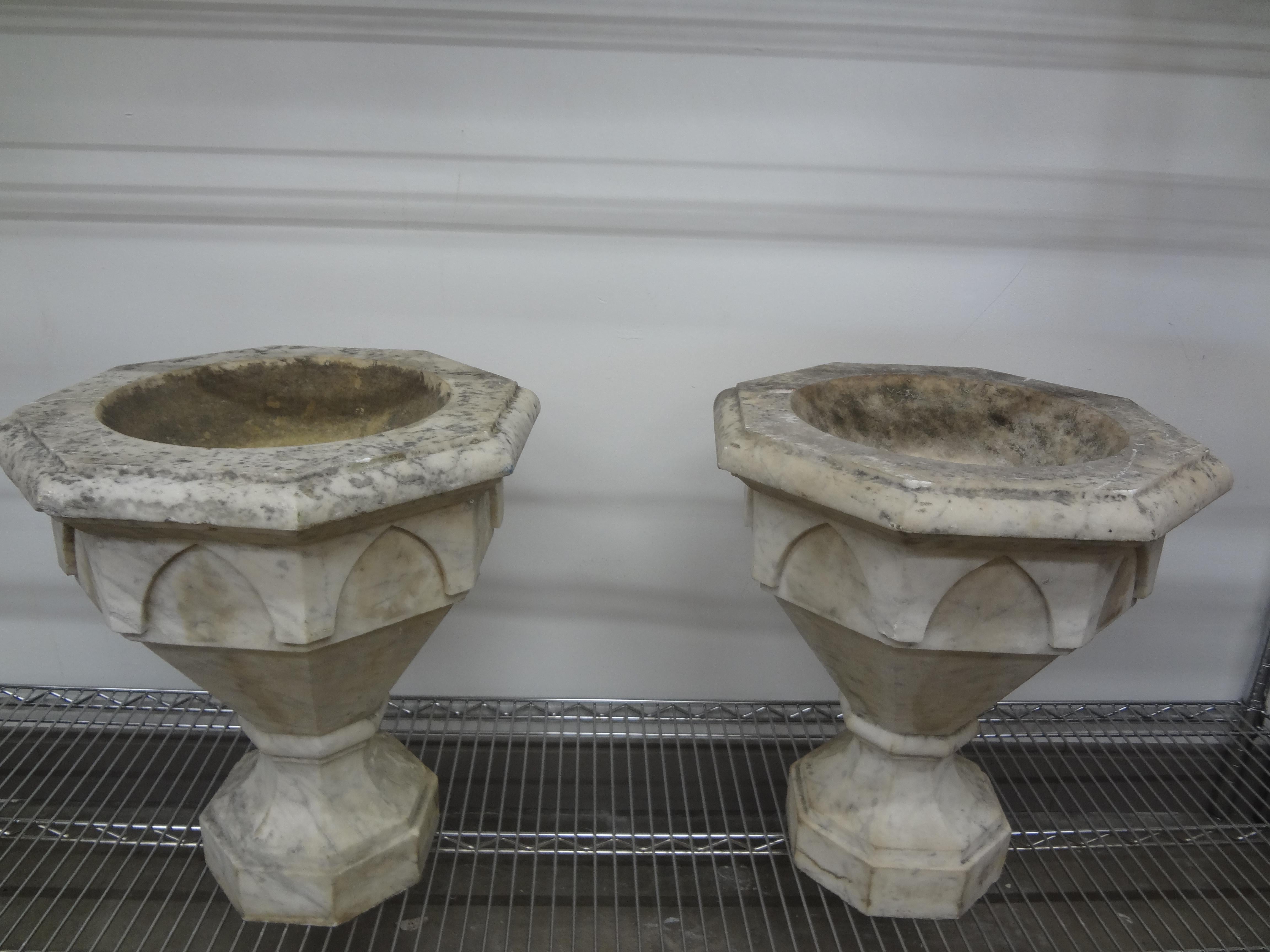 Urnes Art Déco italiennes en marbre de Carrare Bon état - En vente à Houston, TX
