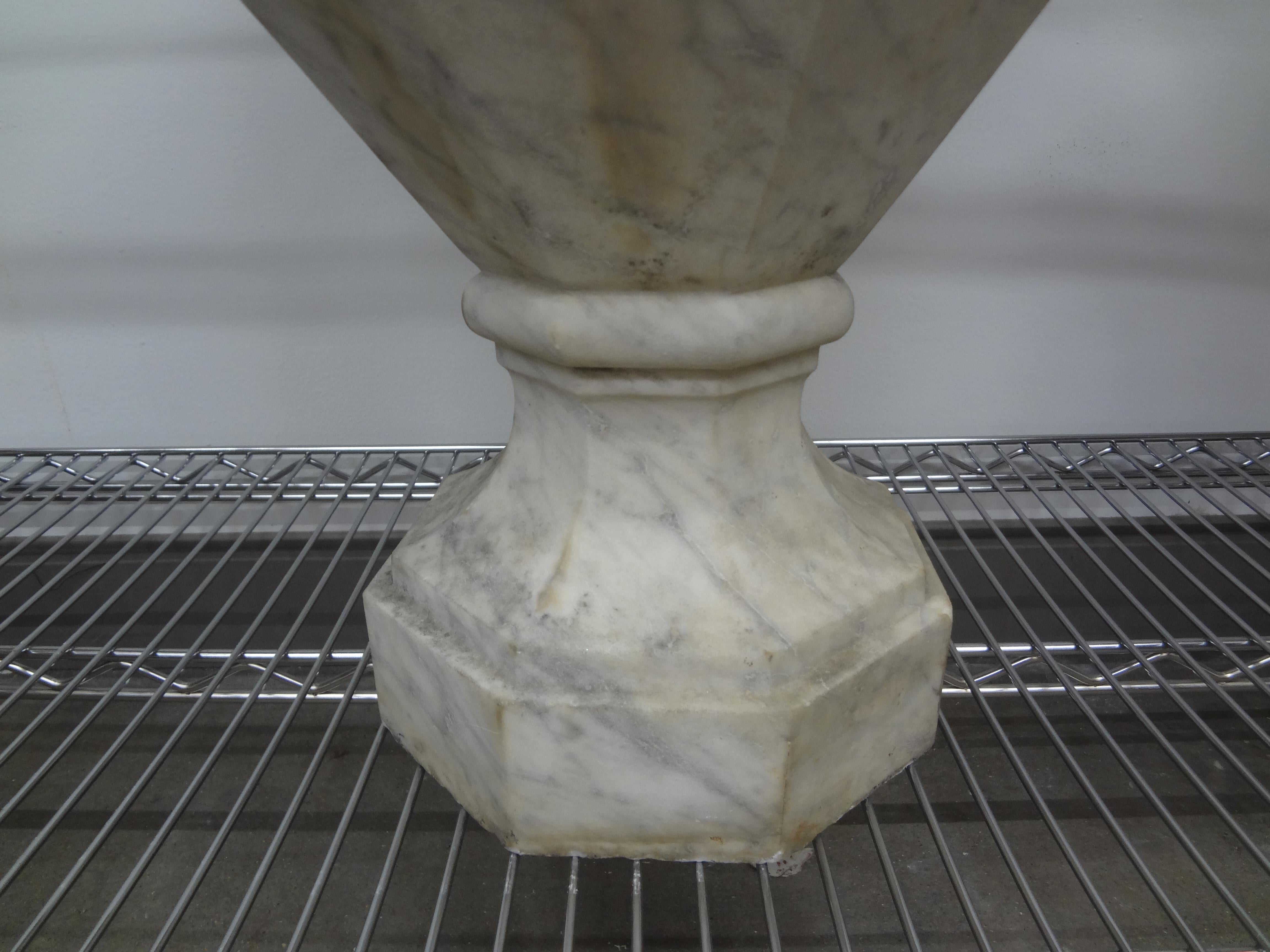Urnes Art Déco italiennes en marbre de Carrare en vente 1