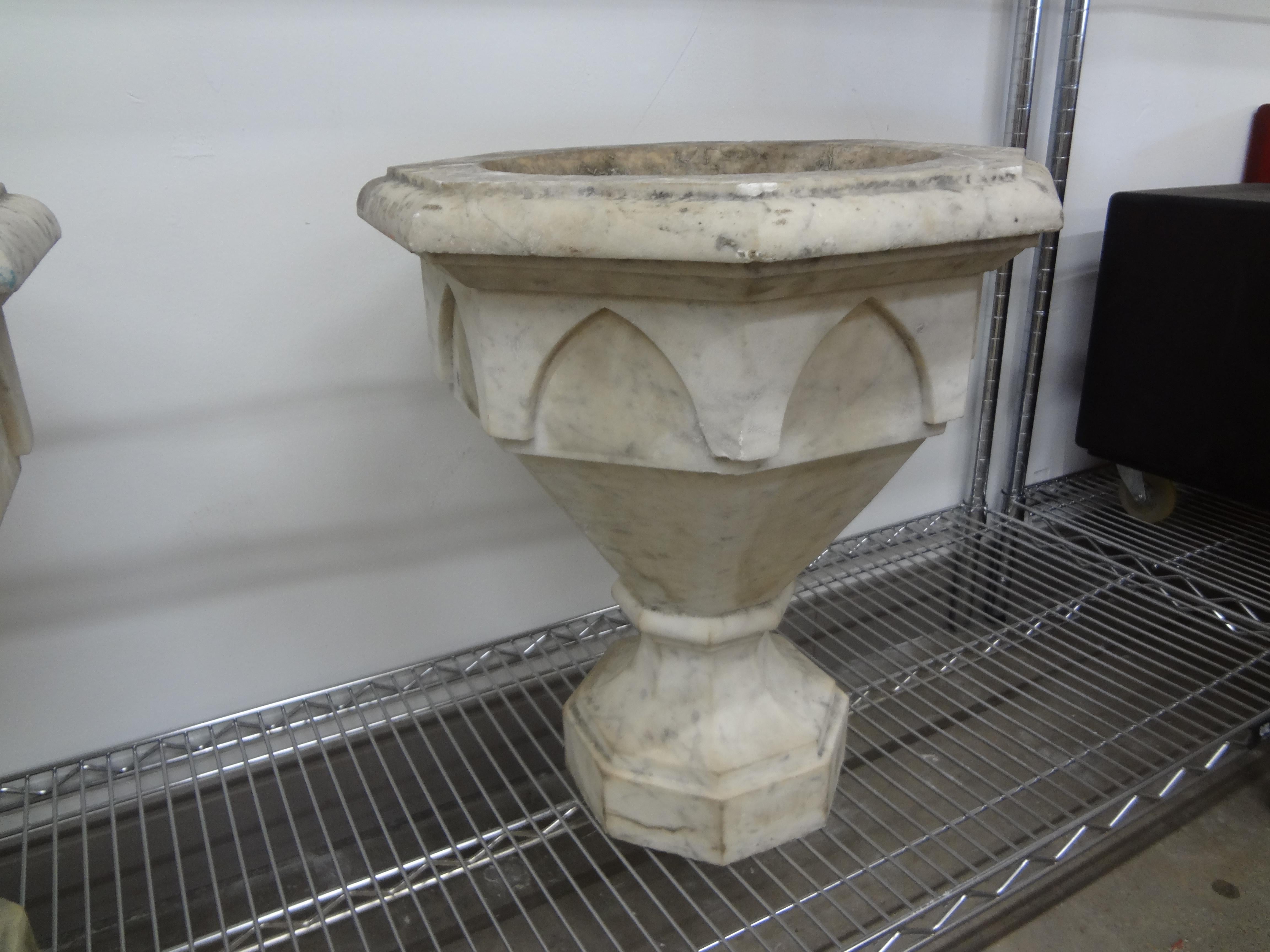 Urnes Art Déco italiennes en marbre de Carrare en vente 2
