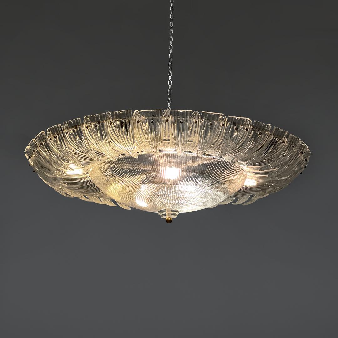 Italian Art Deco ceiling light by Barovier&Toso in clear Murano glass, 1940s
Round chandelier or ceiling light in transparent Murano glass, which resembles the shape of a flower. The external row is composed of triangular-shaped elements with