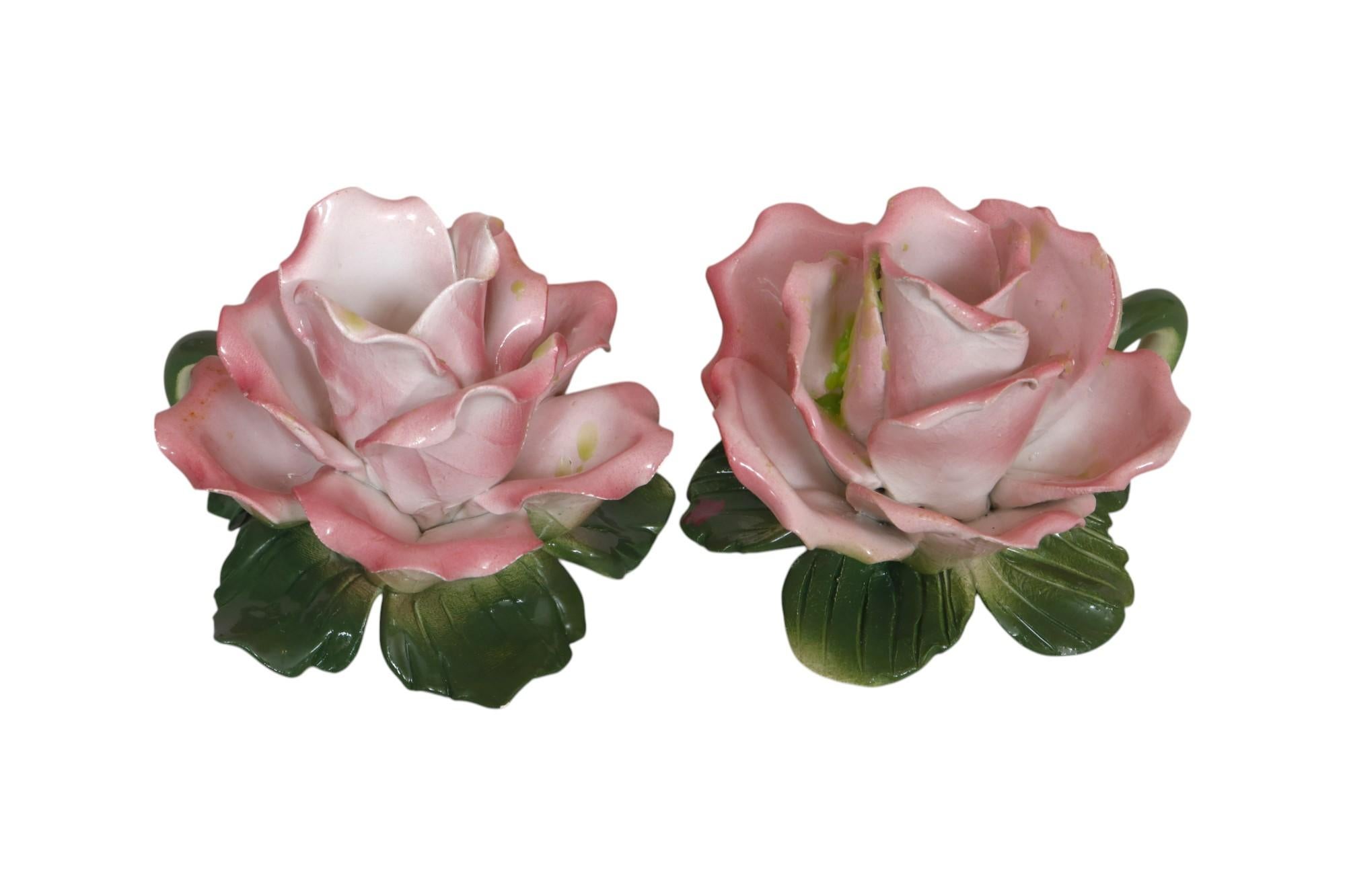 Paire de bougeoirs à rosace en céramique Art déco italien Bon état - En vente à Bradenton, FL
