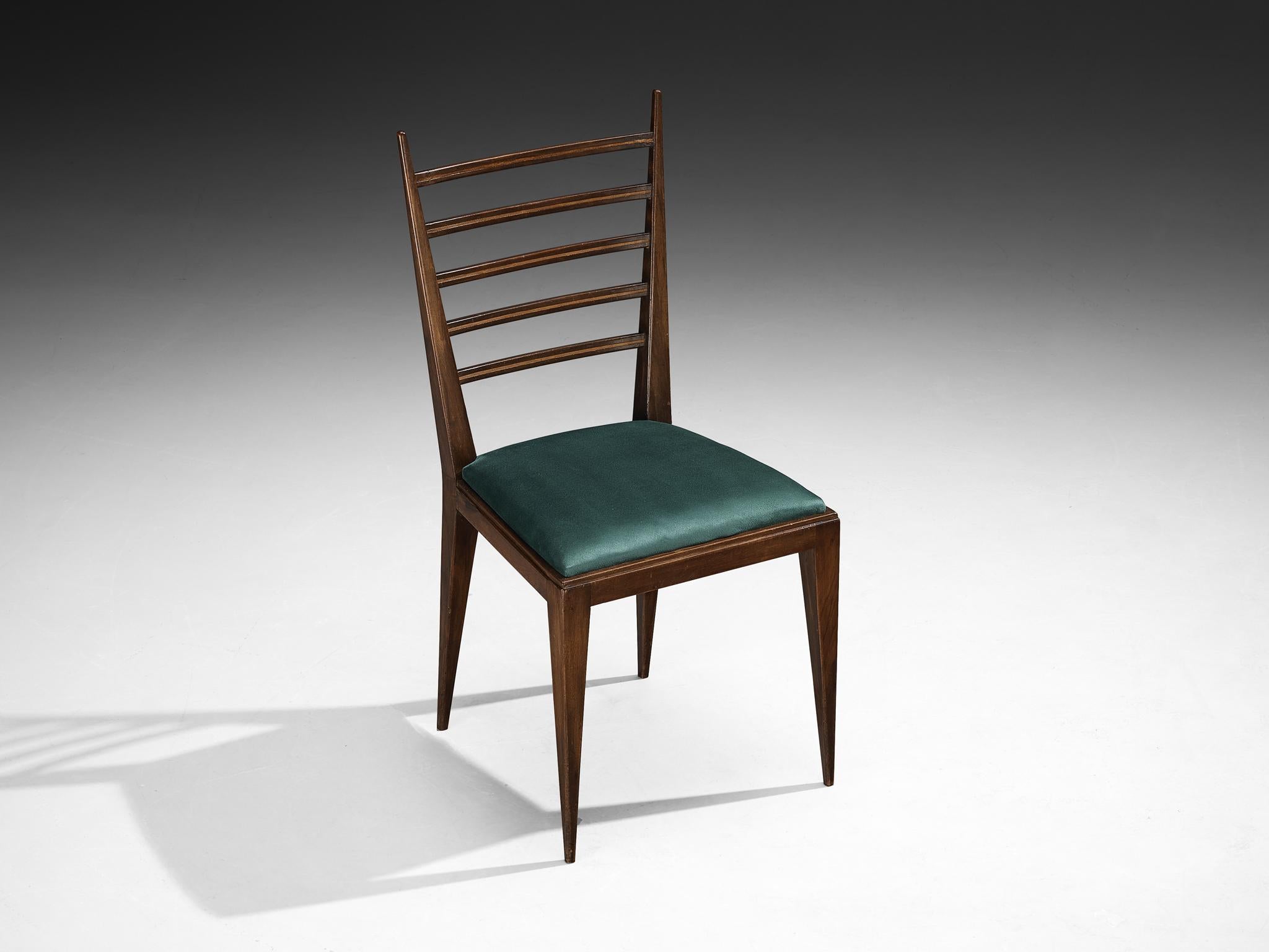 Sedia, noce, tessuto, Italia, anni '30

Questa elegante sedia, realizzata in Toscana negli anni '30, mostra la bellezza senza tempo e la maestria dell'epoca. Realizzata in pregiato legno di noce, le gambe sottili e affusolate della sedia e il