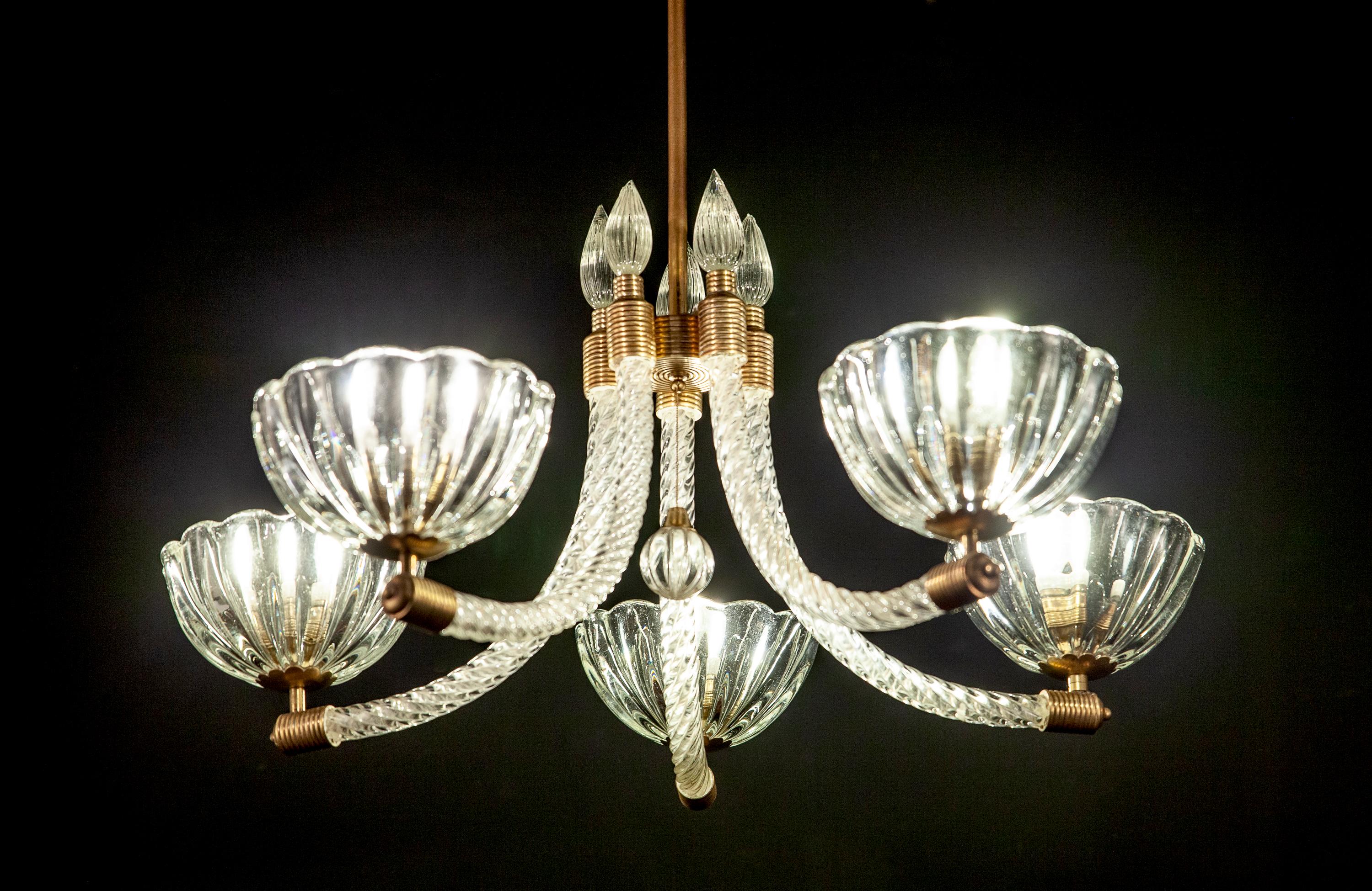 Eleganter fünfarmiger Art Déco-Kronleuchter aus Murano-Glas von Barovier & Toso mit Messingfassung.
Auf Wunsch können wir die Stange kürzen.

 