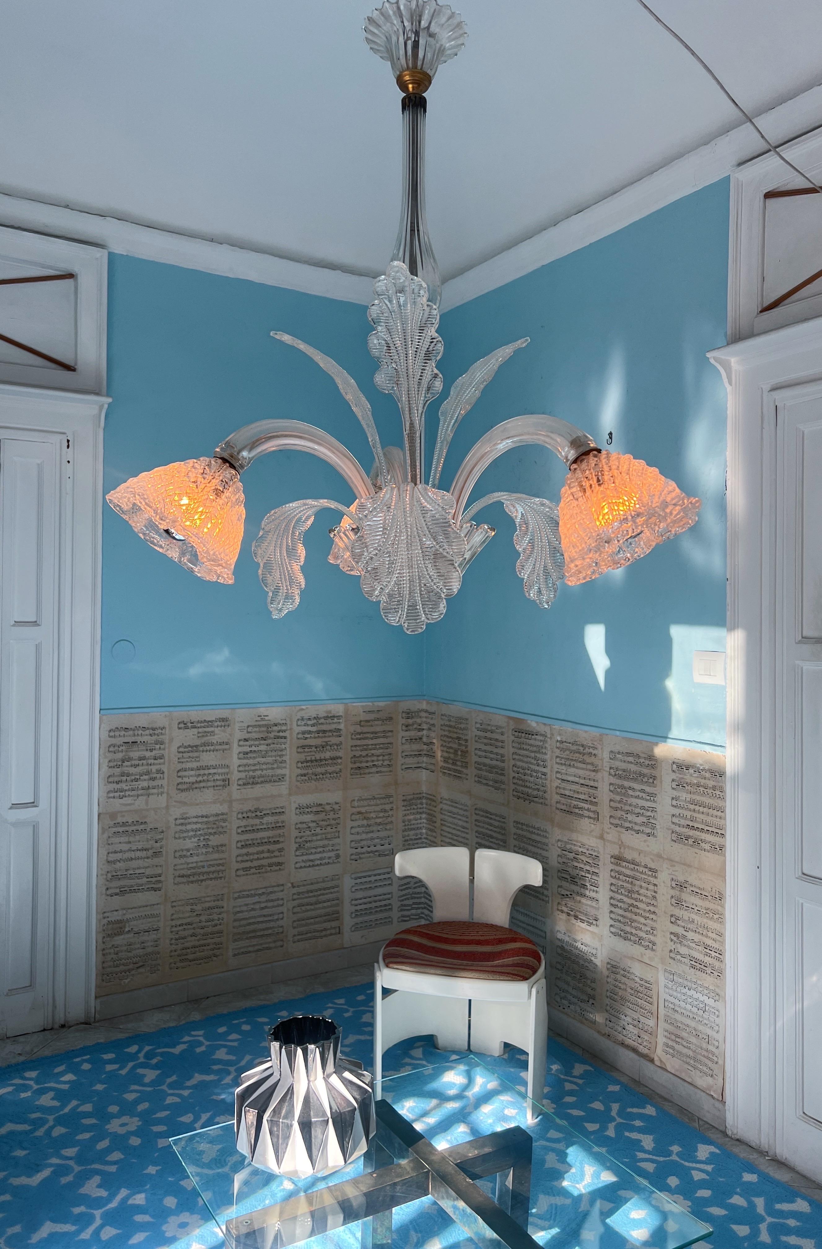Découvrez un magnifique lustre Art déco italien réalisé en verre de Murano Pulegoso par la prestigieuse maison Barovier&Toso en 1940. La lumière qui traverse ce type de verre génère une atmosphère agréable, avec un jeu d'éclairage délicat.

La
