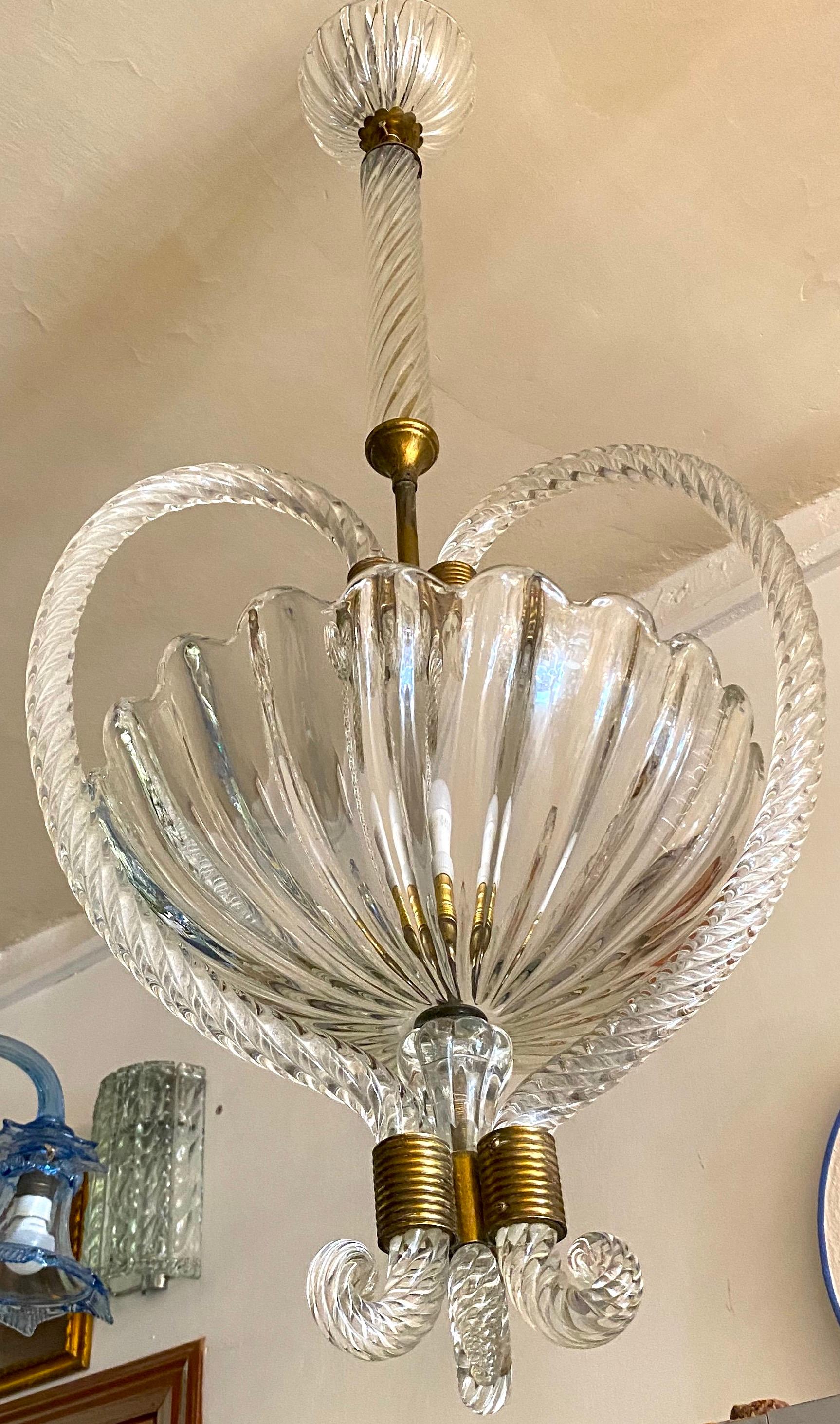 Exceptional Art Deco pendant centered by a precious Murano hand blown glass cup.
brass-mounted with original warm natural patina. One E27 lamp socket.
Perfect vintage condition.
 