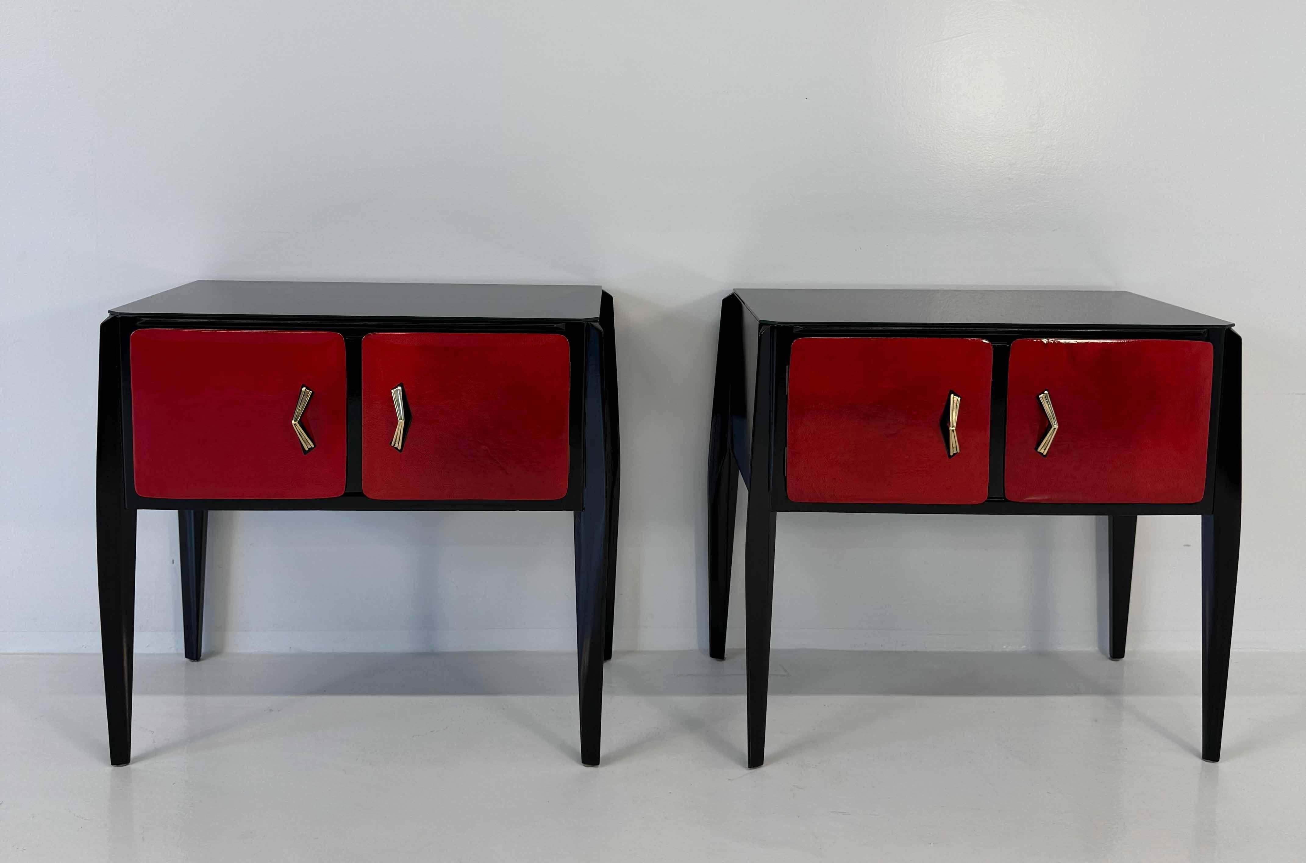 Cette élégante paire de tables de nuit Art déco a été fabriquée en Italie dans les années 1950 et constitue un exemple frappant de la sophistication intemporelle de l'époque. Le design présente des lignes épurées et des proportions bien équilibrées,