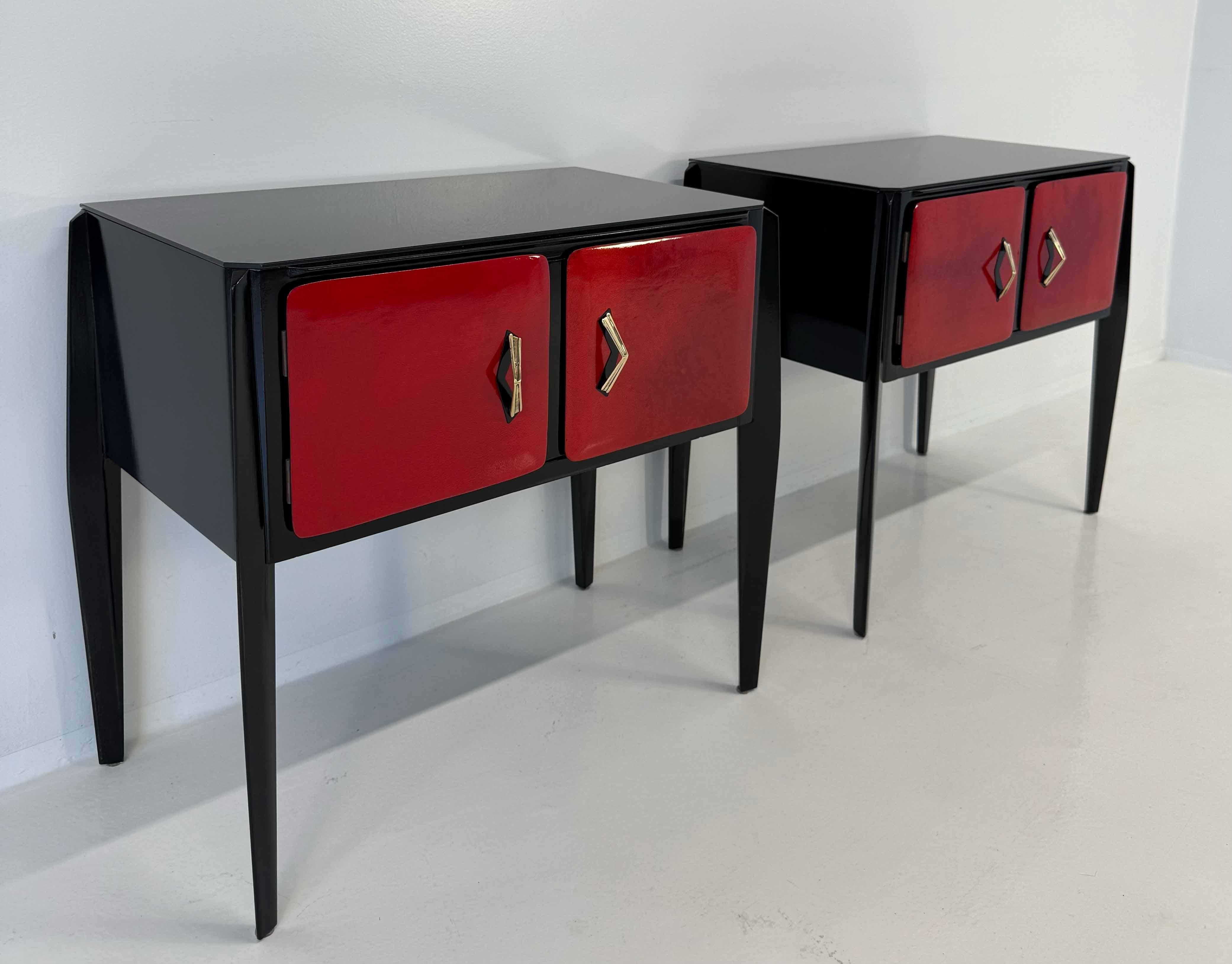 Milieu du XXe siècle Tables de nuit italiennes Art déco en parchemin rouge cerise et noir, années 1950 en vente