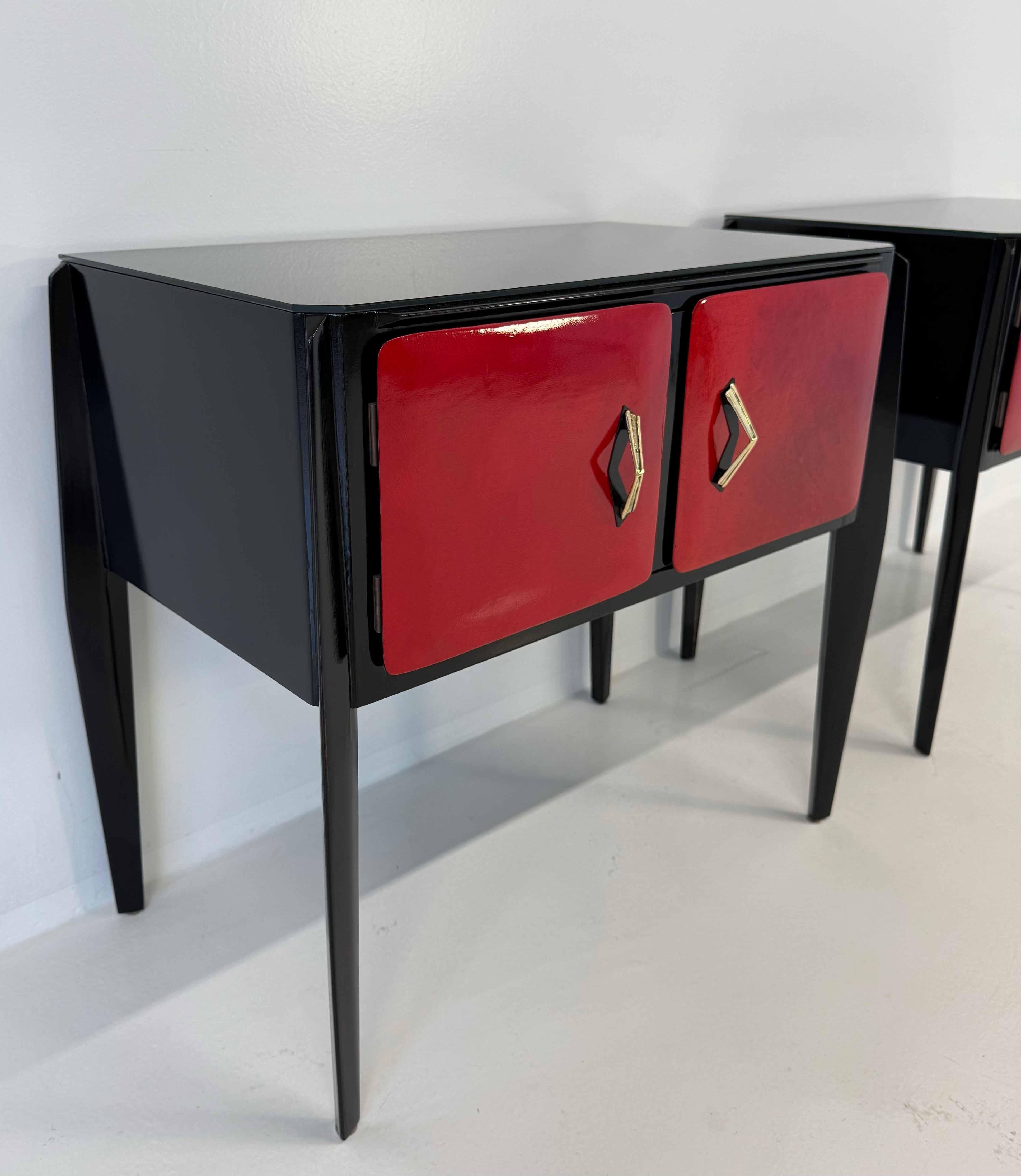 Verre Tables de nuit italiennes Art déco en parchemin rouge cerise et noir, années 1950 en vente