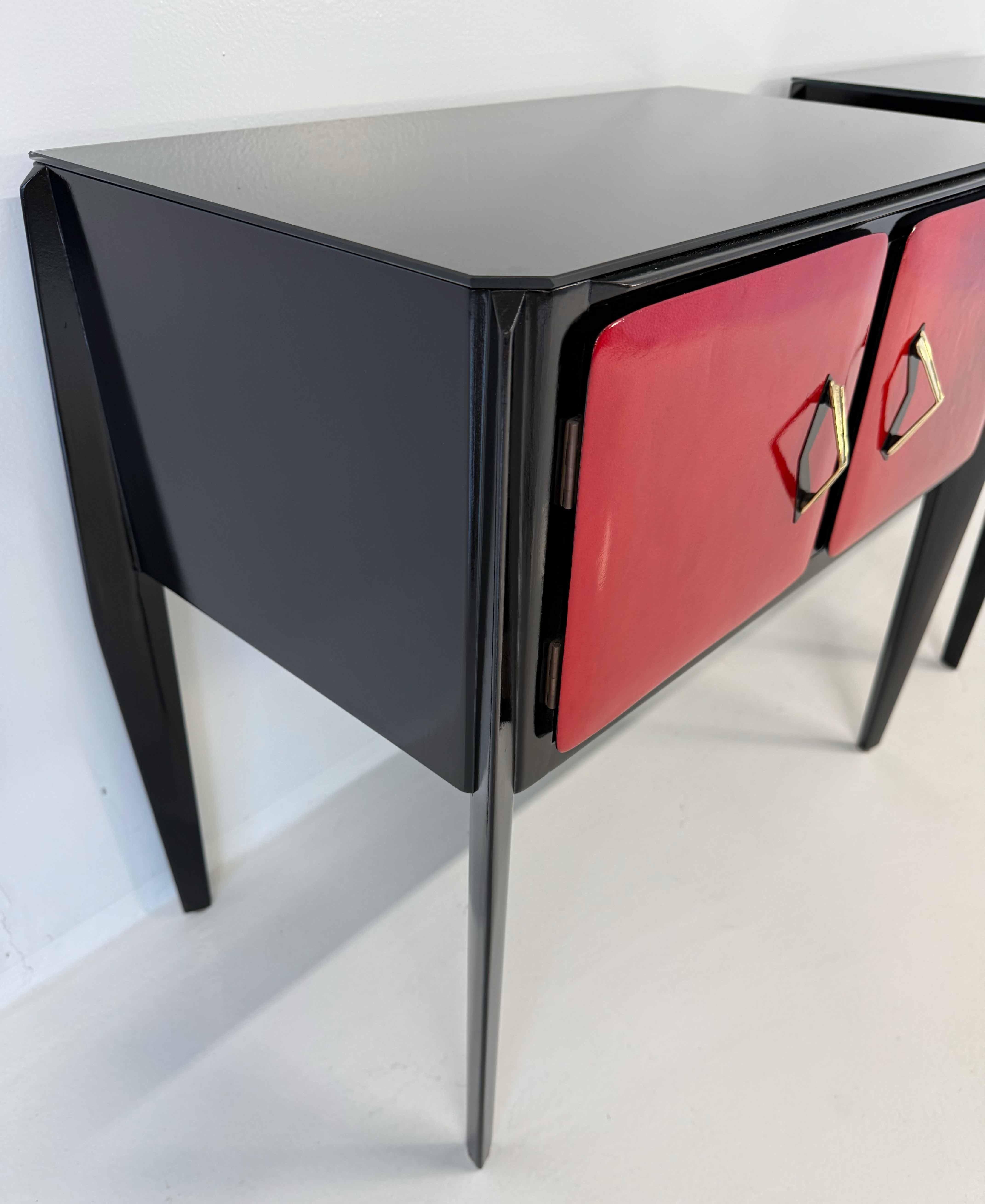 Tables de nuit italiennes Art déco en parchemin rouge cerise et noir, années 1950 en vente 1
