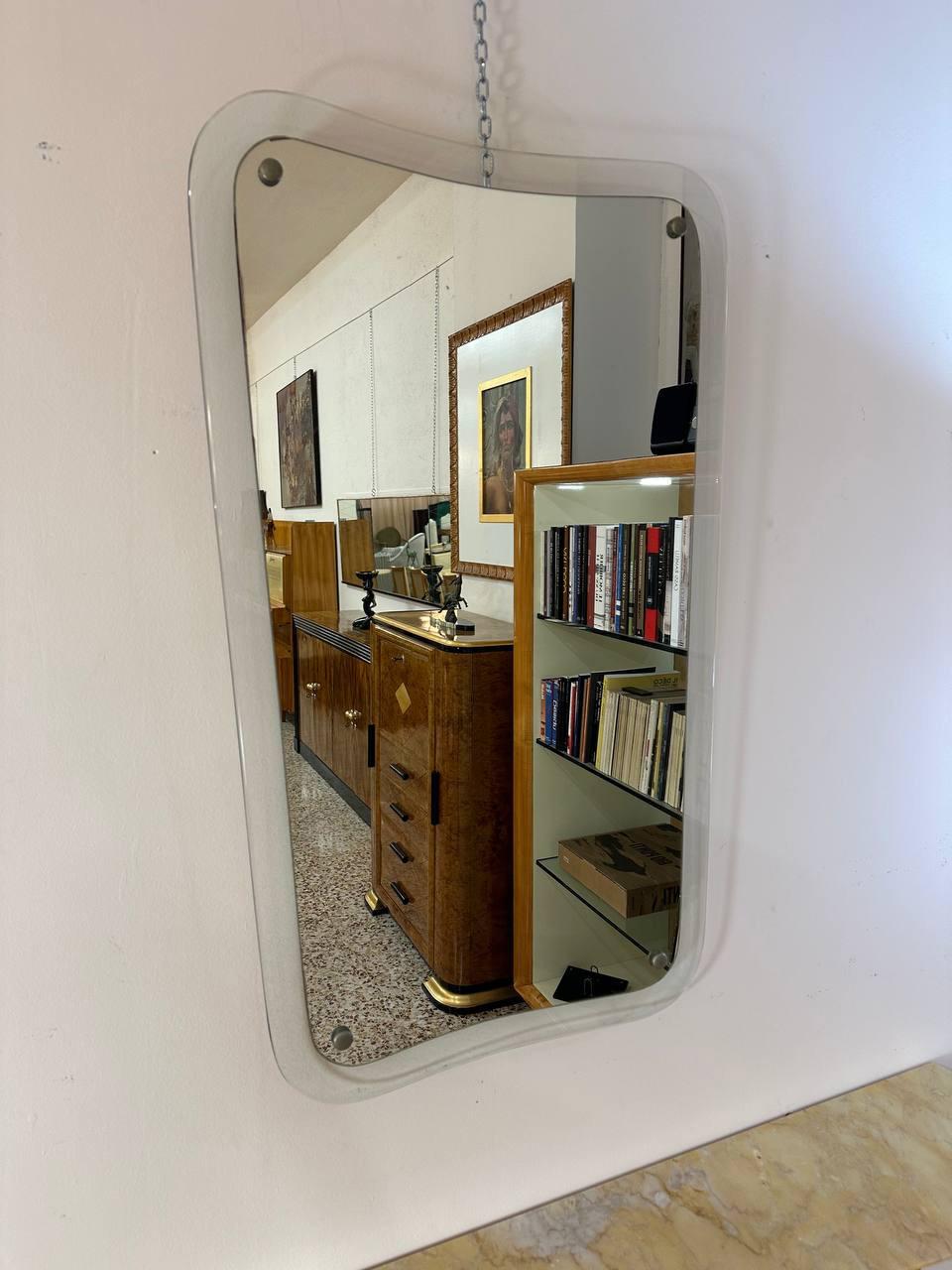 Ce miroir Art déco a été produit en Italie dans les années 1940 par Paolo Buffa. La structure est en bois de cerisier, tandis que la partie frontale est en miroir et en verre. 
Console suspendue assortie disponible. 