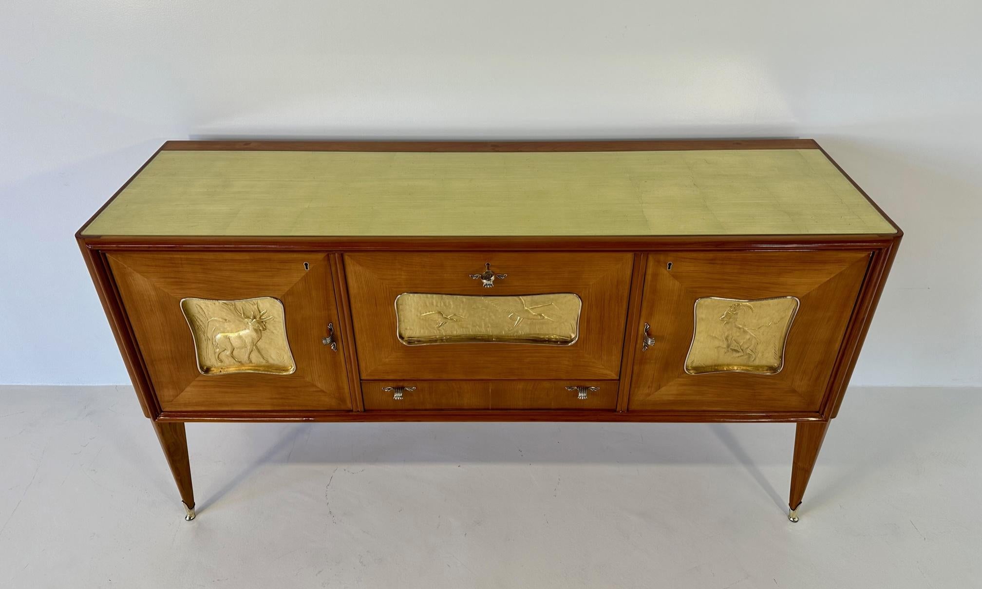 Italian Art Deco Cherry Wood, Brass, Gold Leaf and Glass Sideboard, 1940s In Good Condition In Meda, MB