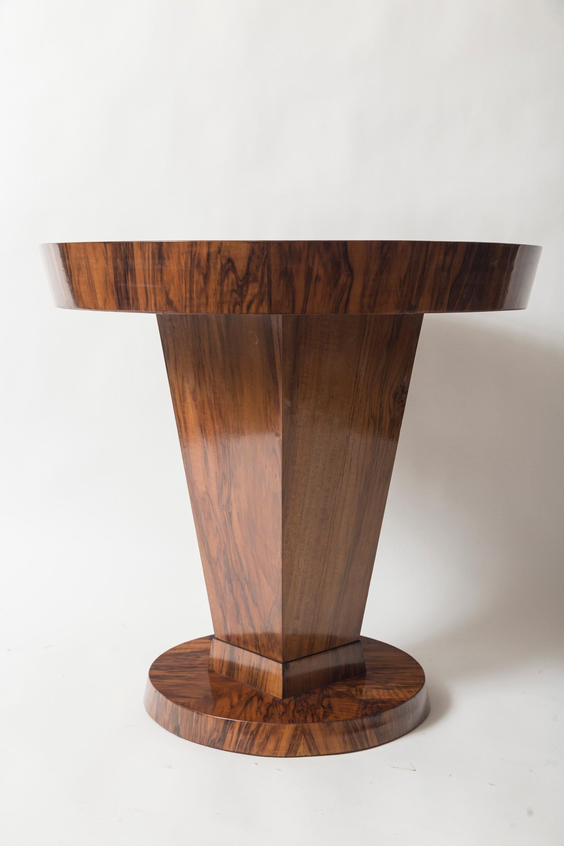 Circular table with deep 3.5? angled plateau edge finishing on a squared and tapered column in a beautiful walnut veneer on oak
Origin: Northern Italy
Dating: 1920ca
Condition: Very good
Dimensions: 27.5? diameter, 26.5? high.