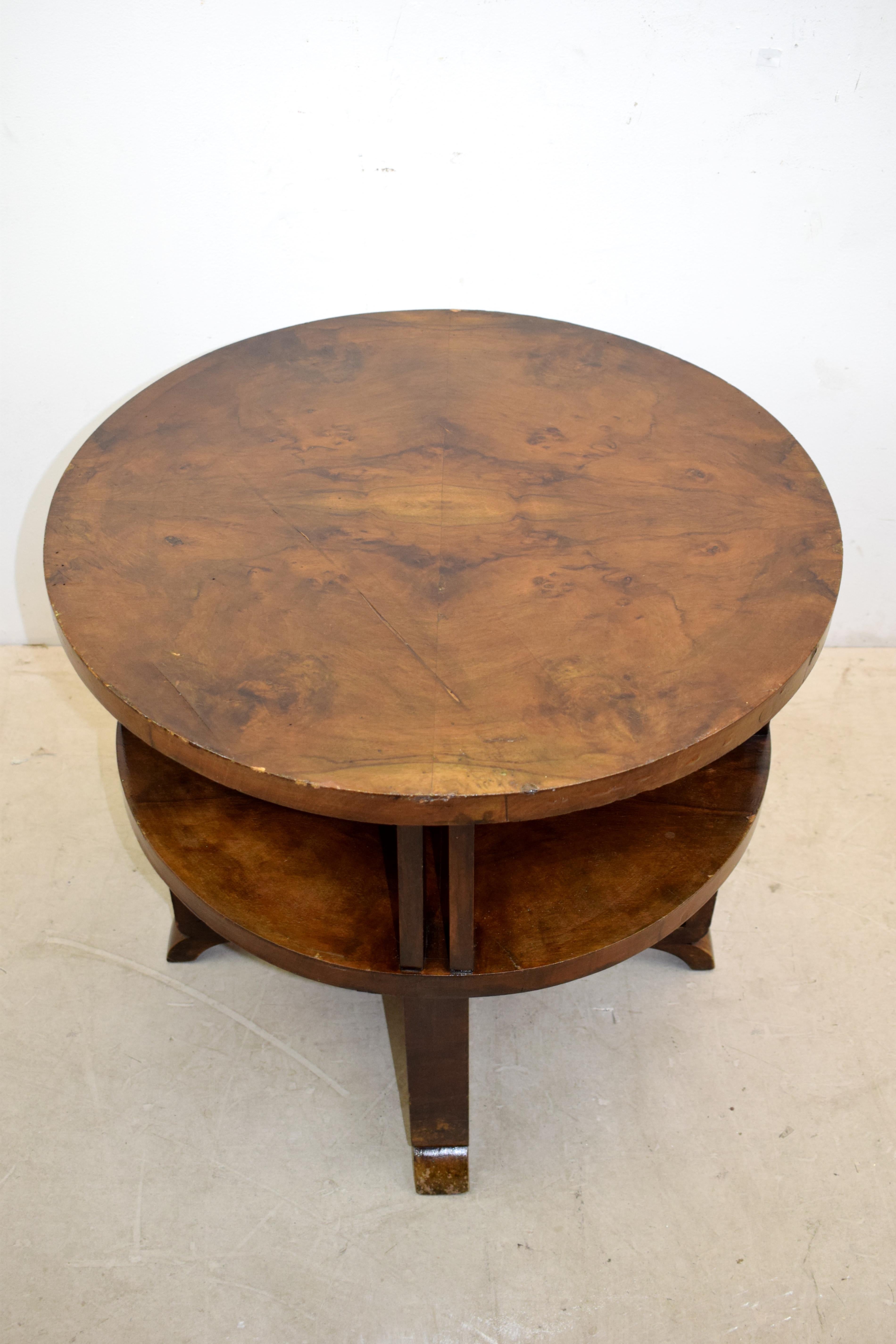 Table basse Art Déco italienne, années 1930.
Dimensions : H= 59 cm ; P= 64 cm.
 