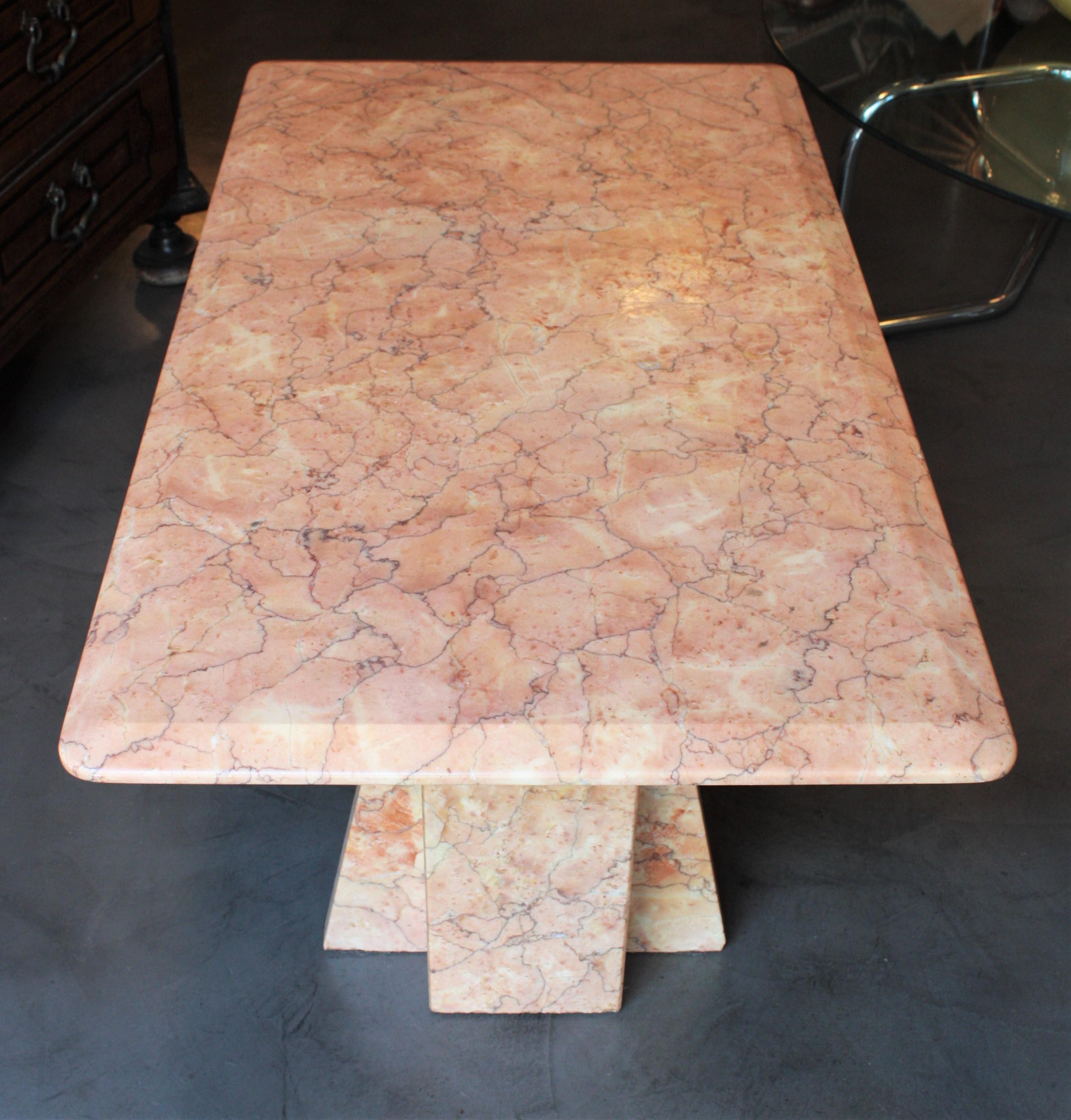 Italian Art Deco Coffee Table in Pink Marble For Sale 1