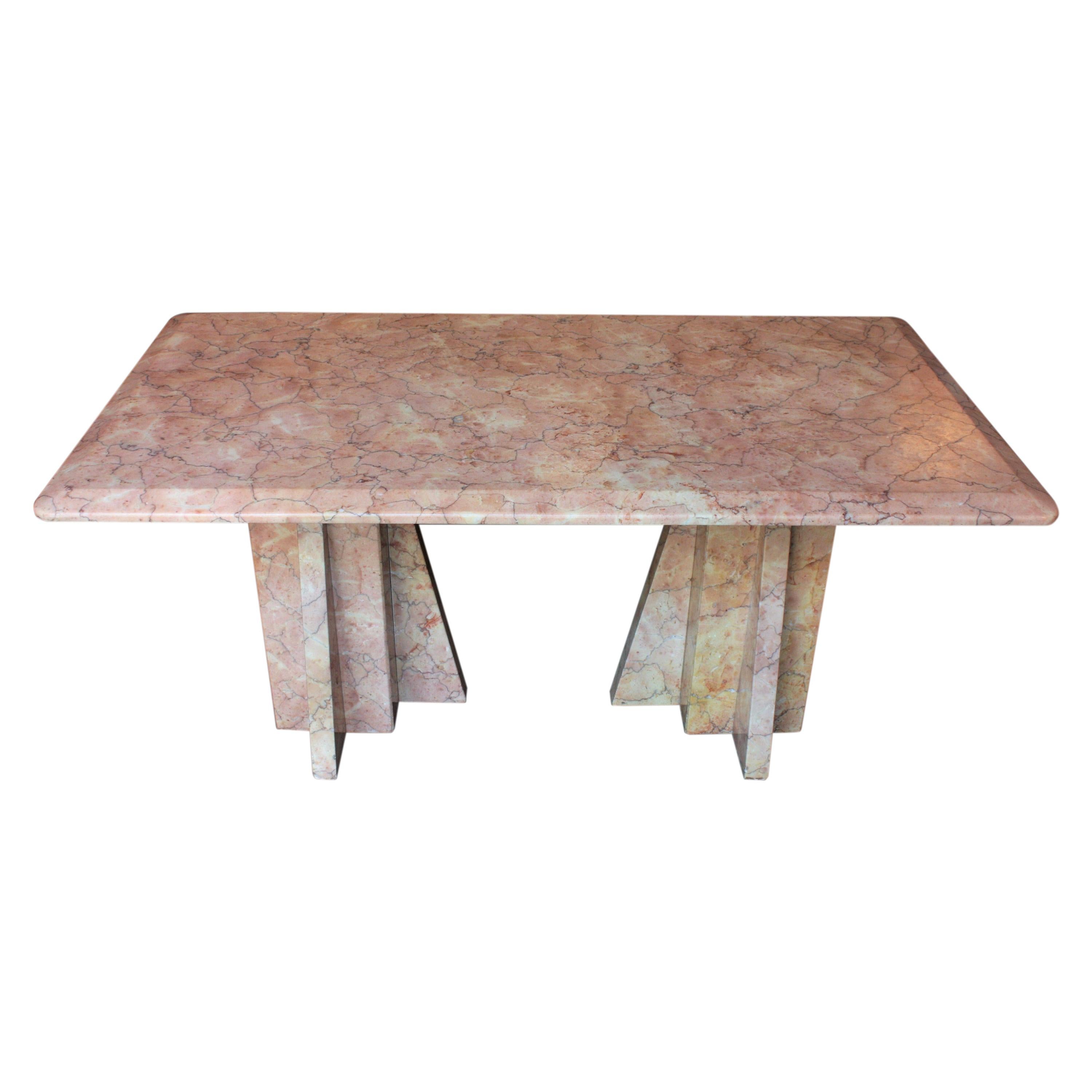 Italienischer rosa Marmor Rechteckiger Couchtisch
___________________________________________________________________________
Skulpturaler Art-Déco-Tisch aus rosa Marmor, bestehend aus einer rechteckigen Platte und zwei geometrischen Sockeln,