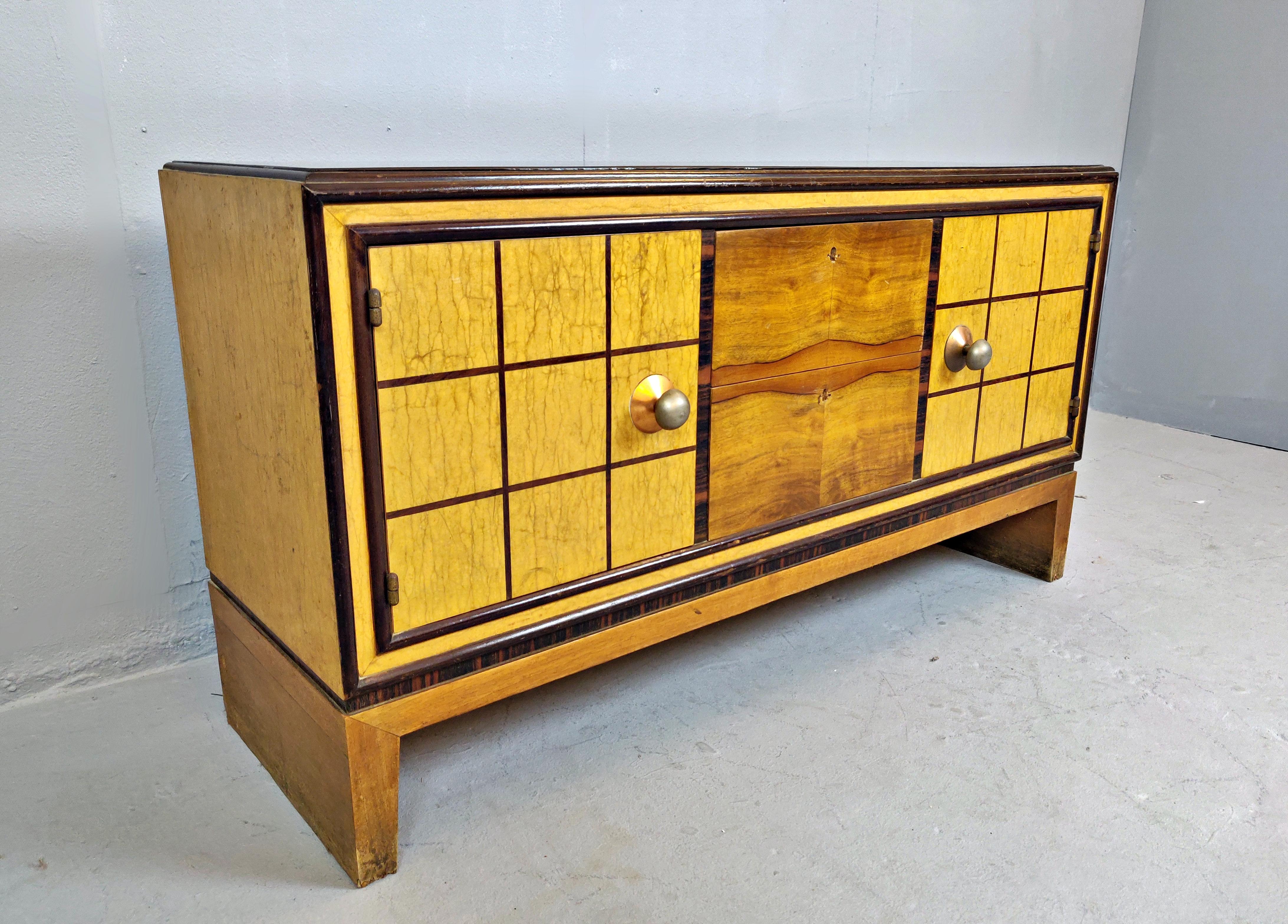 Italian Art Deco Chest of drawers with Standing Mirror For Sale 1