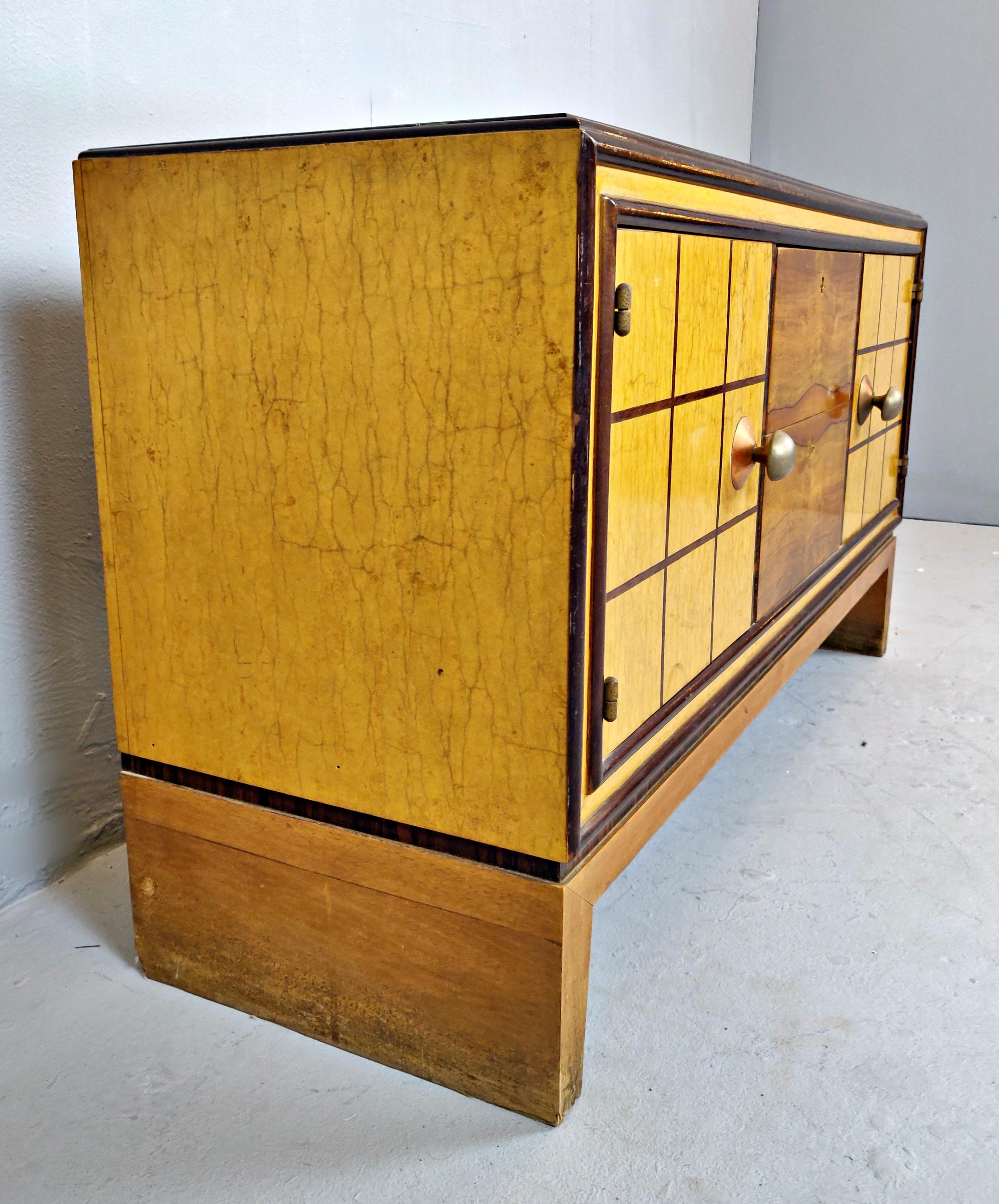 Italian Art Deco Chest of drawers with Standing Mirror For Sale 3