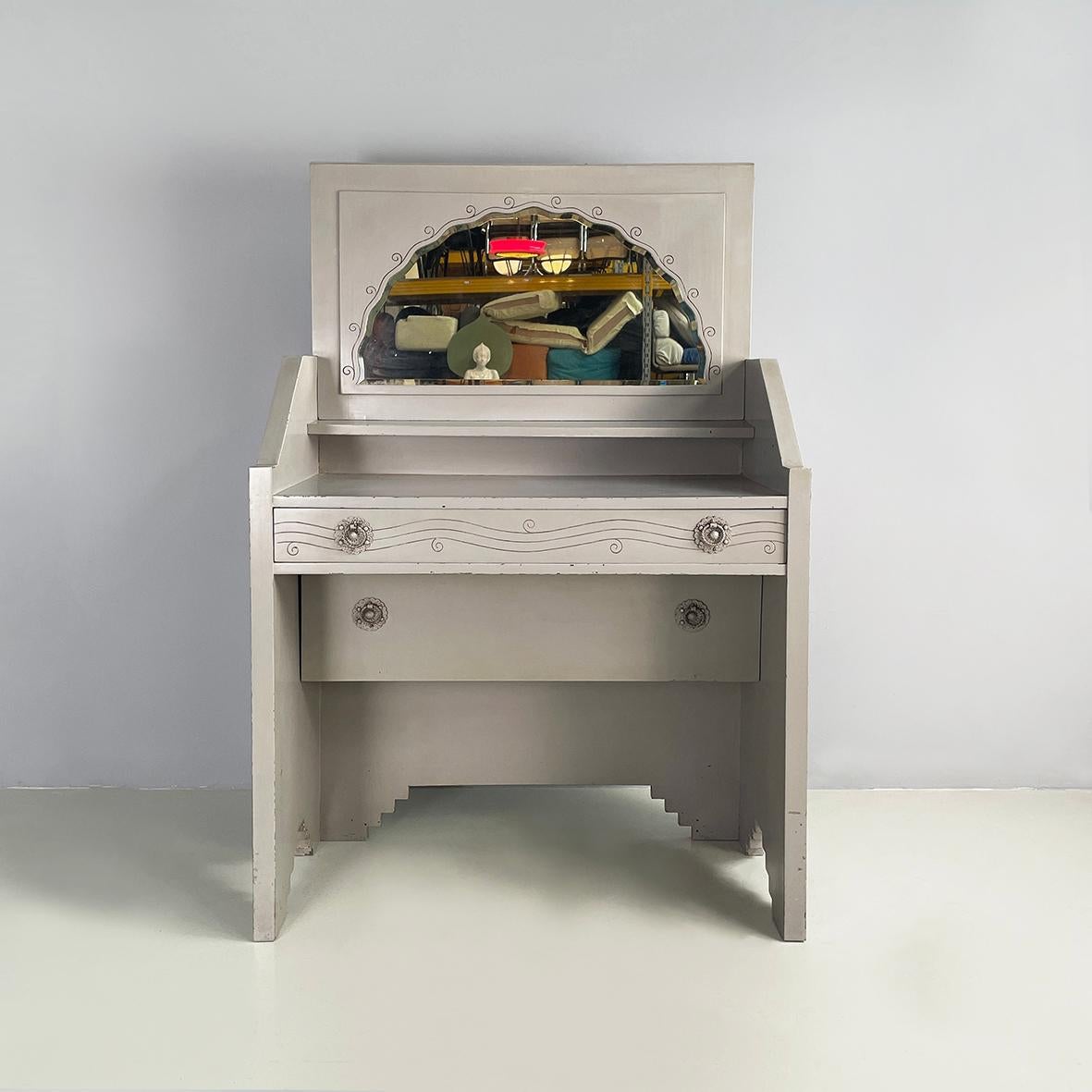 Italienische Art-déco-Konsole mit Spiegel aus grauem Holz von Gino Maggioni für Atelier Borsani Varedo, 1920-1930er Jahre
Konsole mit Spiegel aus grau lackiertem Holz mit gravierten Verzierungen. Im oberen Teil befindet sich ein halbkreisförmiger