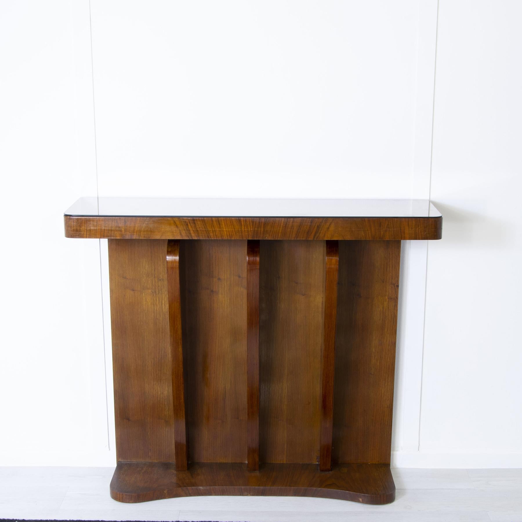 Elegant walnut console table with pink champagne-coloured mirrored top, the line of the Pontiana calssic school is typical of the 1930s/40s like its production.