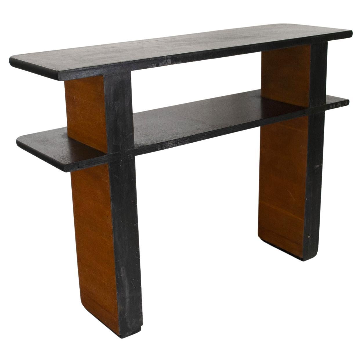 Ein Klassiker in runden Formen dieser Art Deco Konsolentisch eine italienische Produktion in Holz mit doppelter schwarz lackiert Regal Ende der 1940er Jahre.