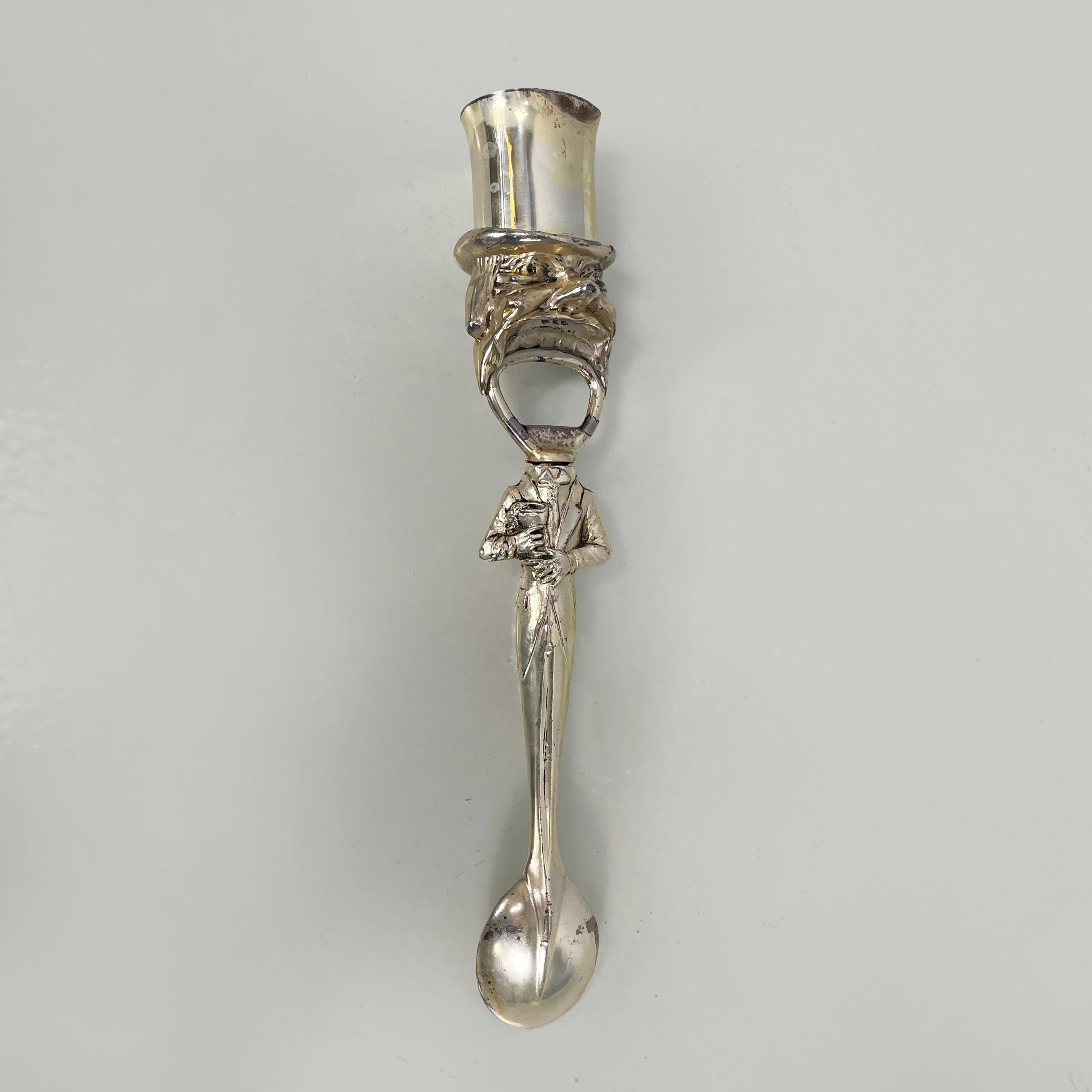 Italian art deco Corkscrew with spoon and measuring cup, early 1900s
Corkscrew with spoon and measuring cup in metal with gold finish. On both sides there is a dog dressed in elegant clothes, where the mouth corresponds to the bottle opener. The