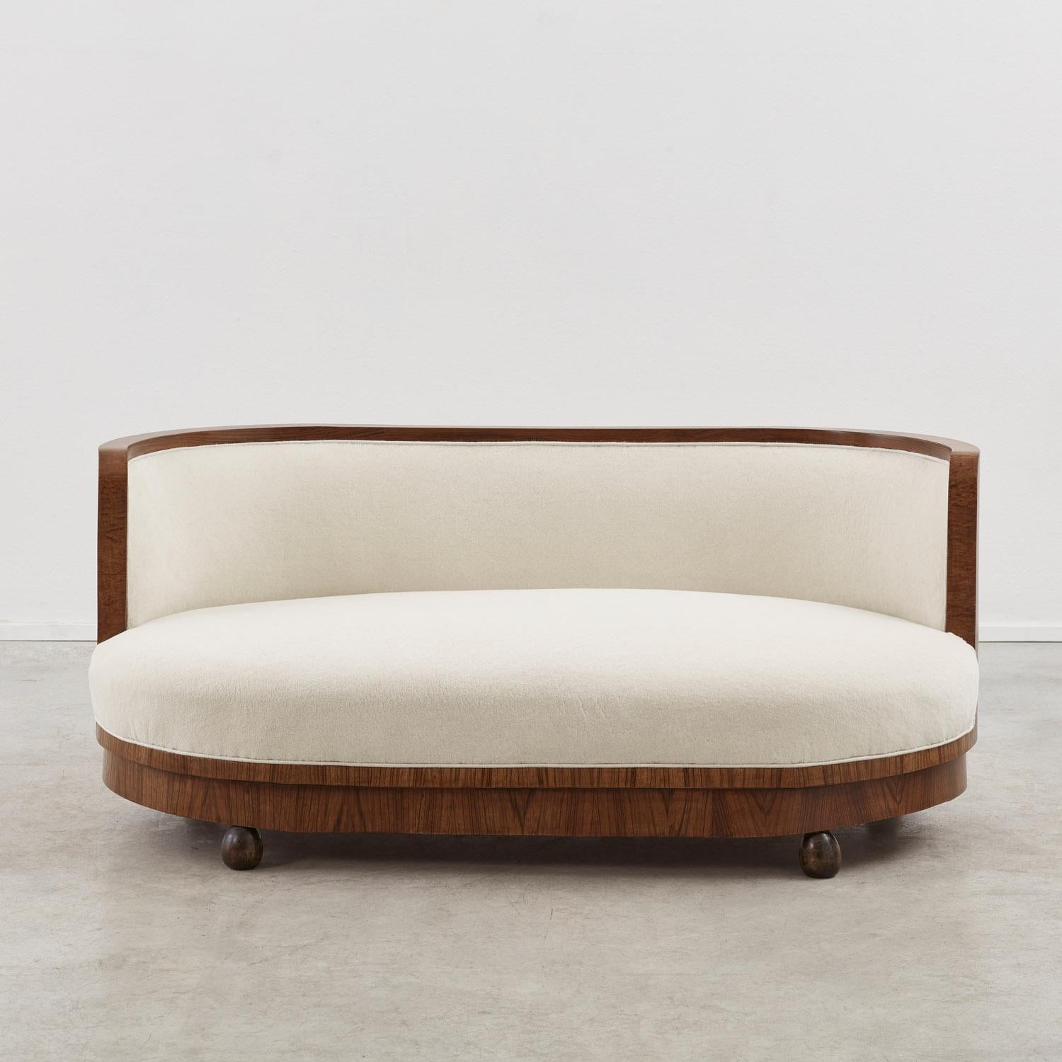 Italian Art Deco curved loveseat, 1920s For Sale 1