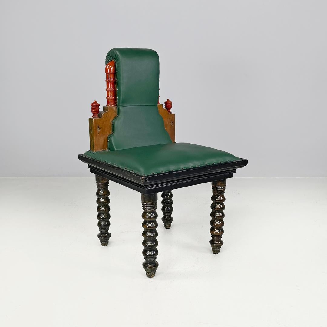 Sillas italianas Art Déco de cuero verde madera oscura con adornos de madera, años 30
Pareja de sillas de base cuadrada con estructura de madera. El asiento y el respaldo están revestidos de cuero verde con tachuelas de latón, el respaldo es más