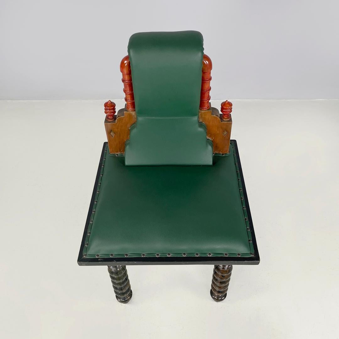 Sillas italianas Art Déco de cuero verde madera oscura con adornos de madera, años 30 Latón en venta